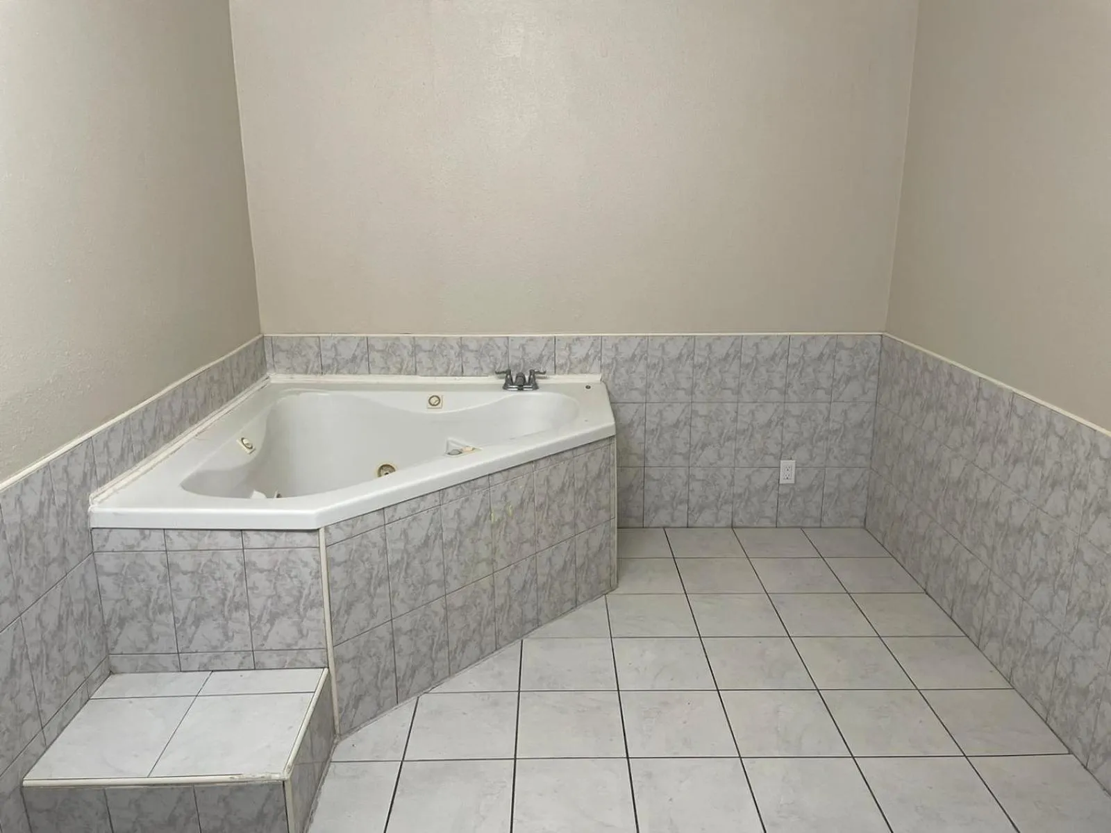 King Suite with Spa Bath in Colony Inn