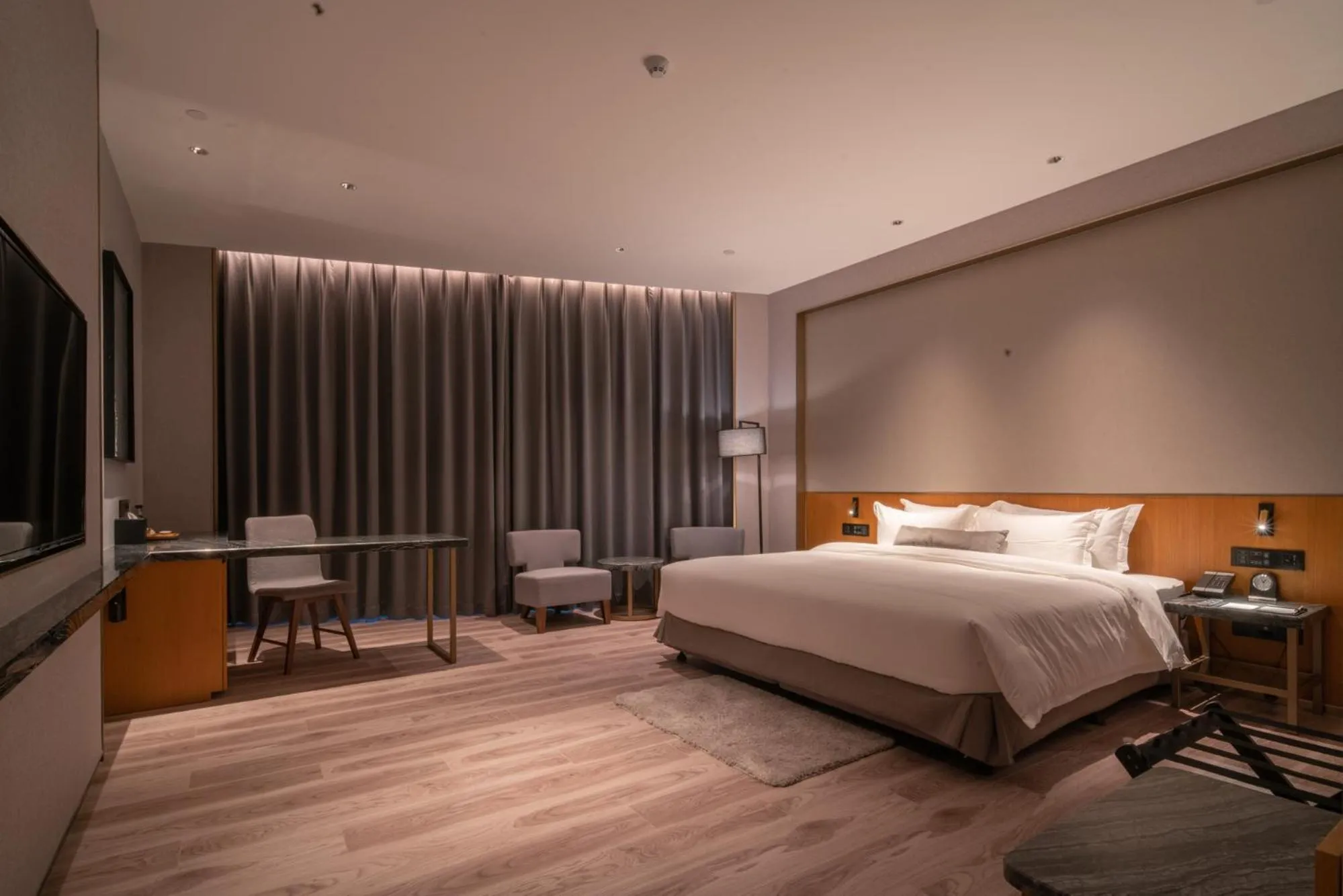 Deluxe Queen Room in The Luzerne Hotel