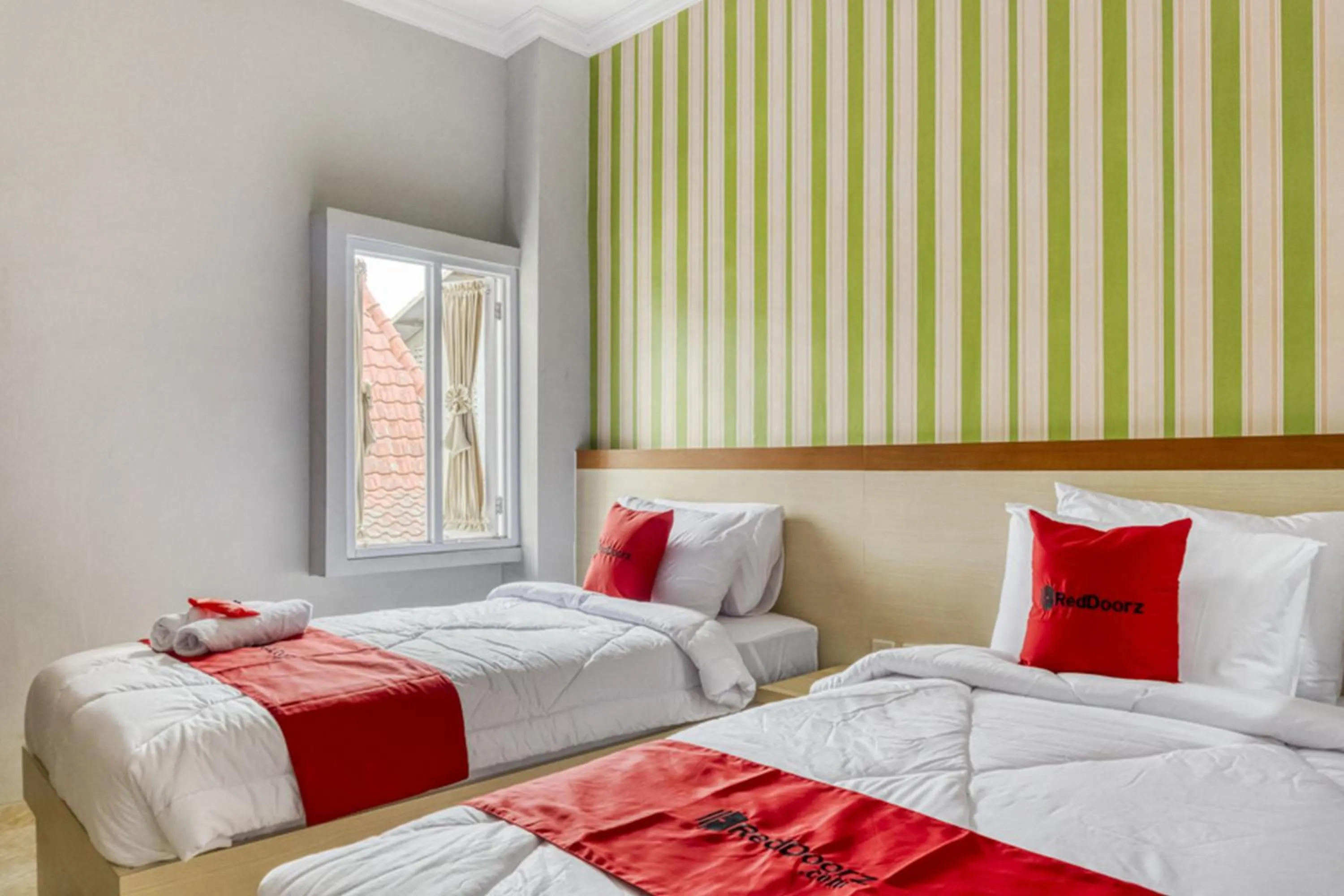 Twin Room in RedDoorz near Sindu Kusuma Edupark 2