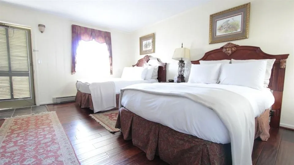 Standard Room, 2 Double Beds in Hillwinds Inn - Blowing Rock