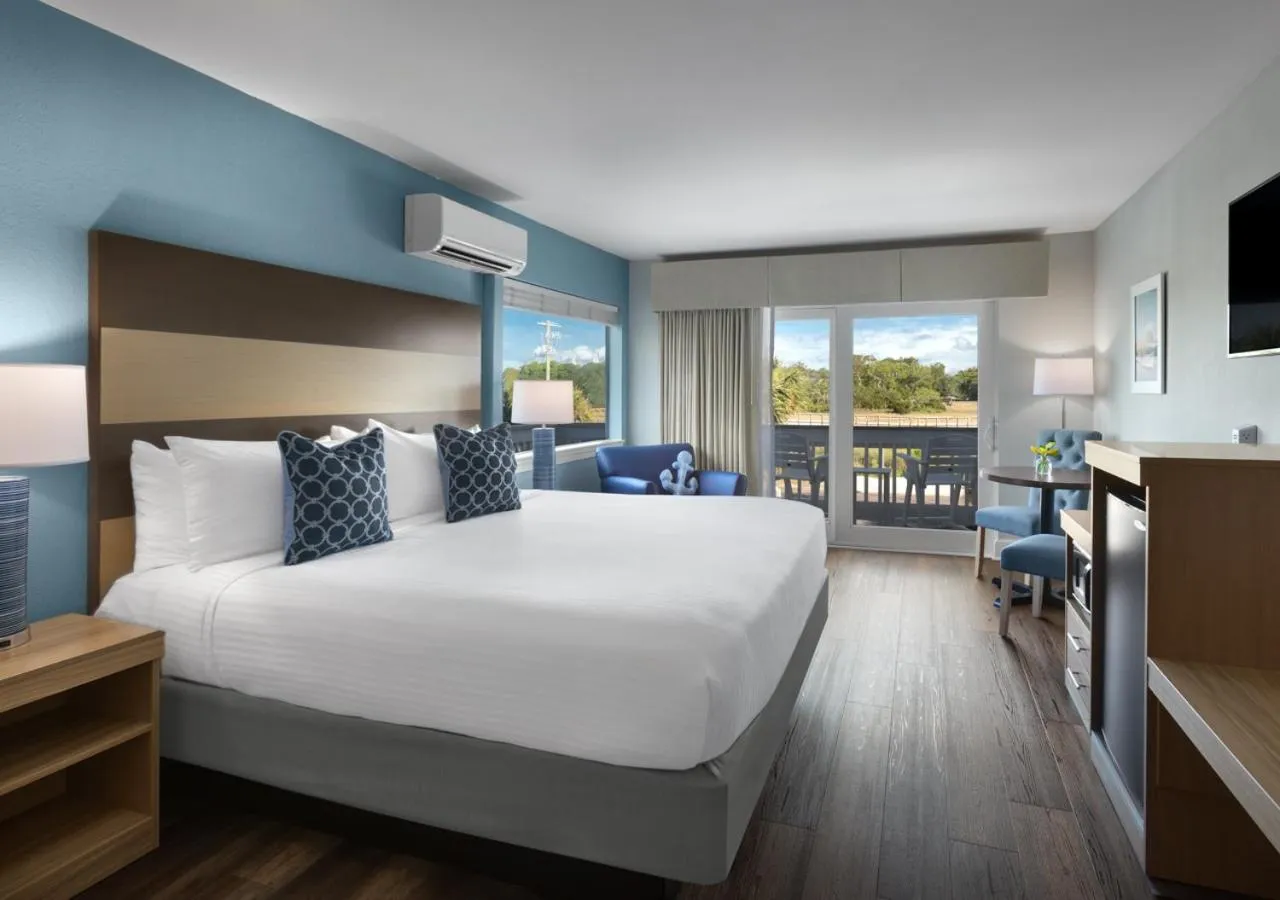 Marsh Side Deluxe King - single occupancy in Shem Creek Inn