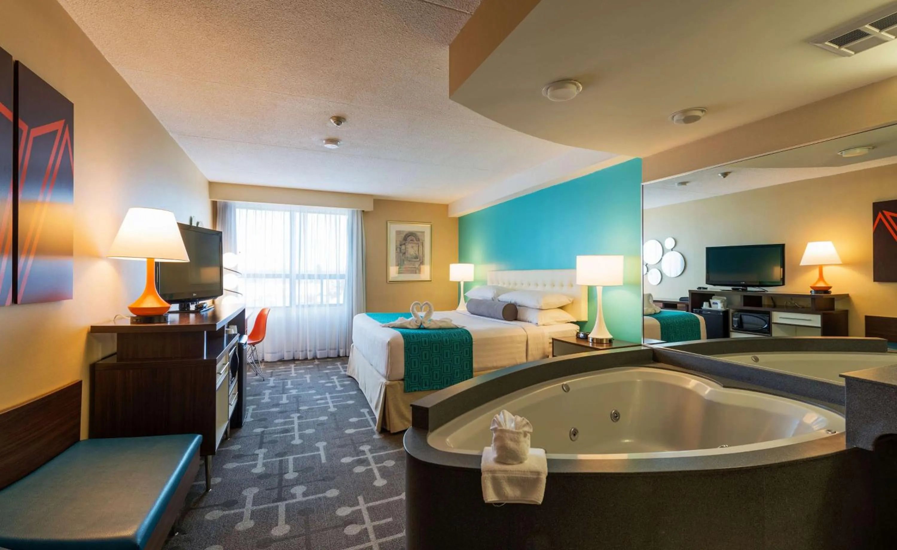 Deluxe King Room with Hot Tub - Non-Smoking in Howard Johnson Plaza by Wyndham by the Falls Niagara Falls
