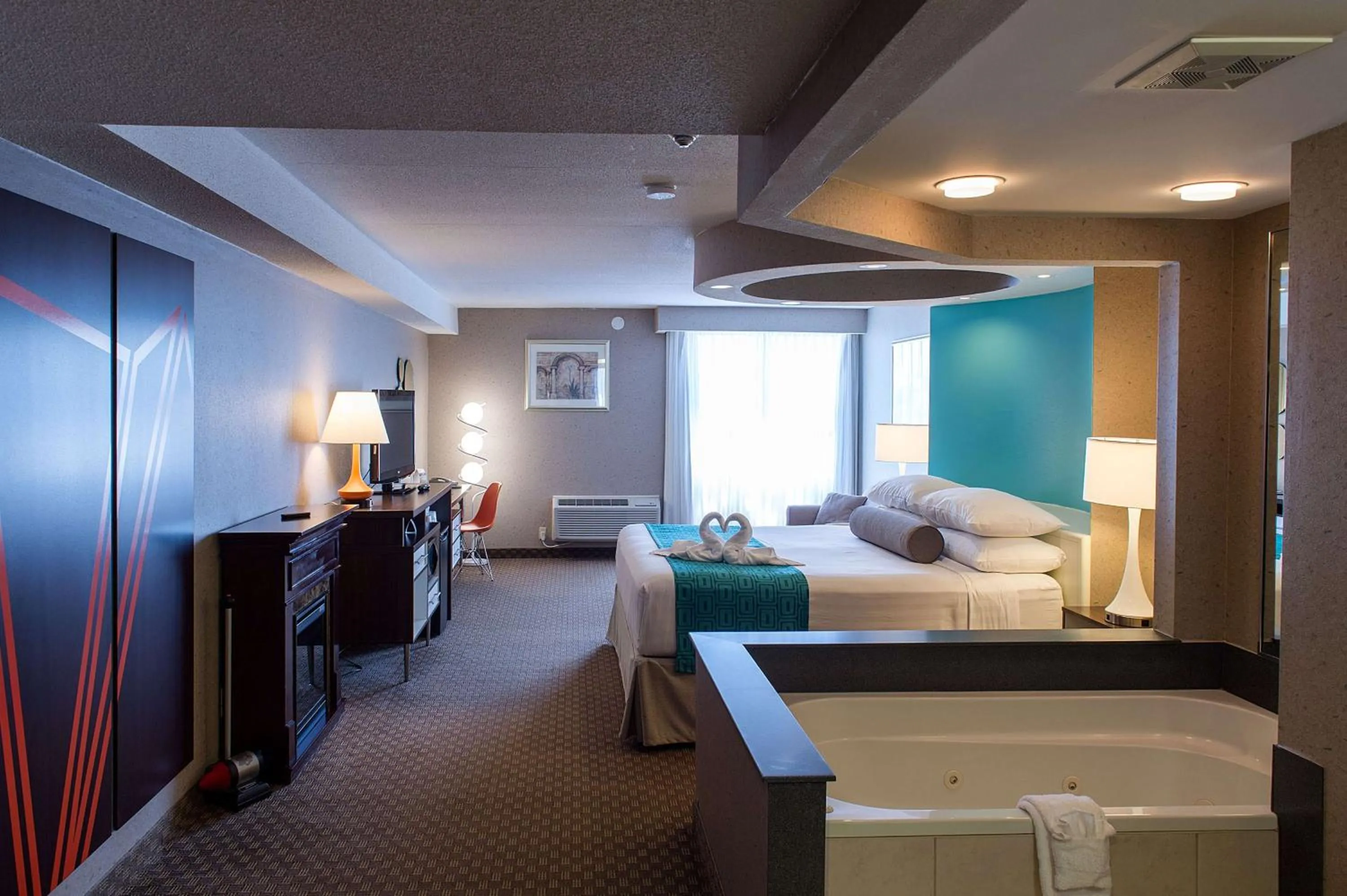 Superior King Suite with Hot Tub - Non-Smoking in Howard Johnson Plaza by Wyndham by the Falls Niagara Falls