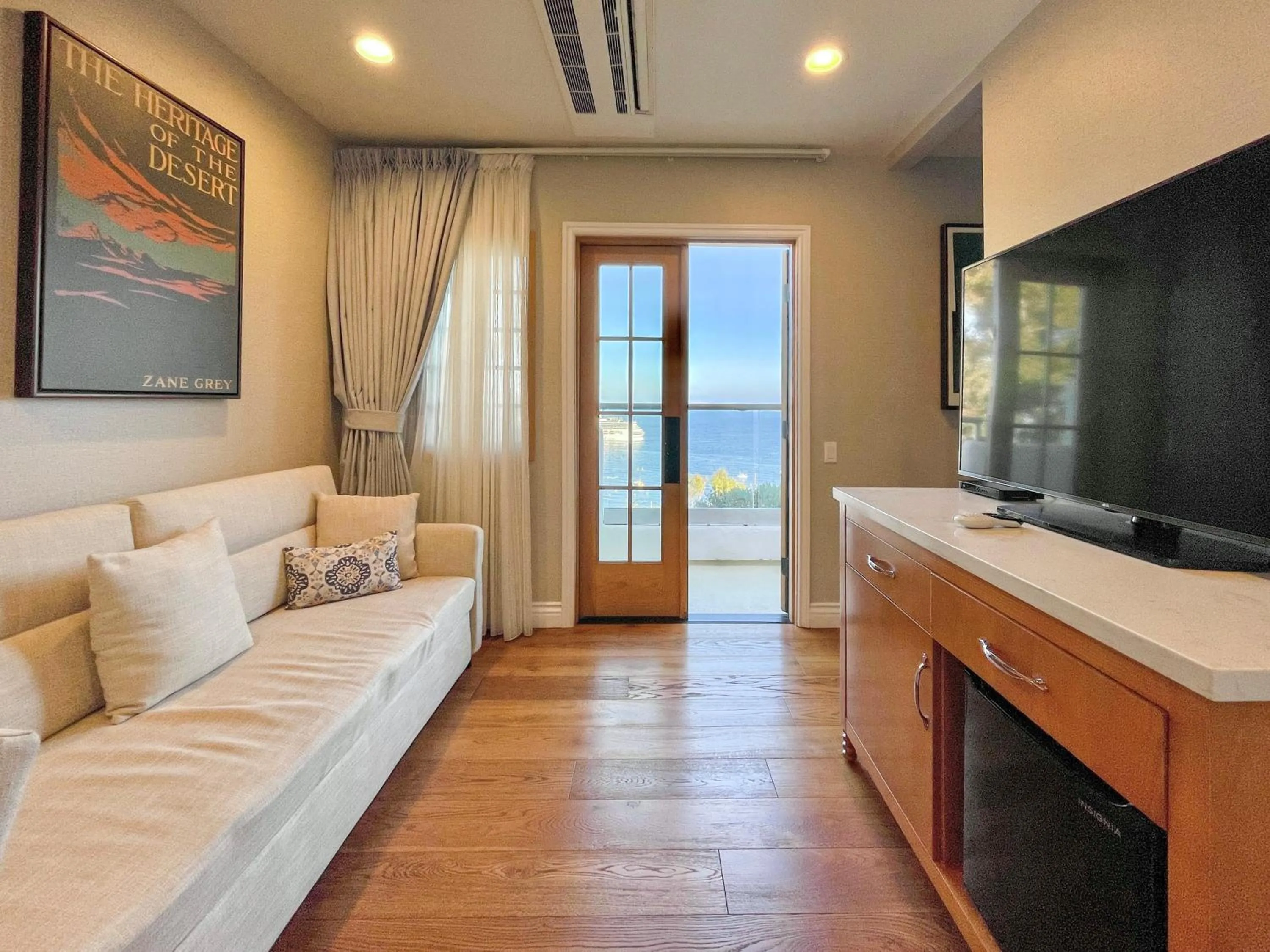 Queen Suite with Sea View in Zane Grey Pueblo Hotel