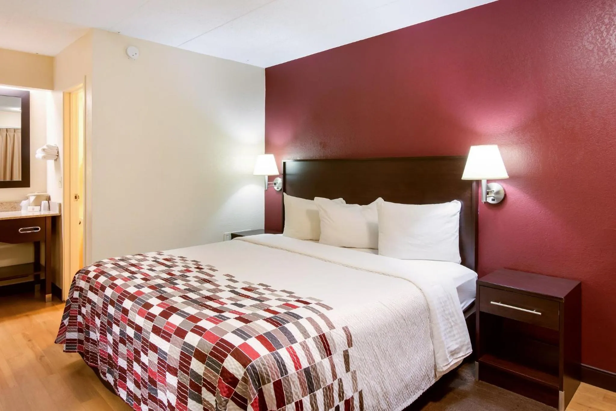 Standard King Room Smoke Free in Red Roof Inn Kalamazoo East – Expo Center