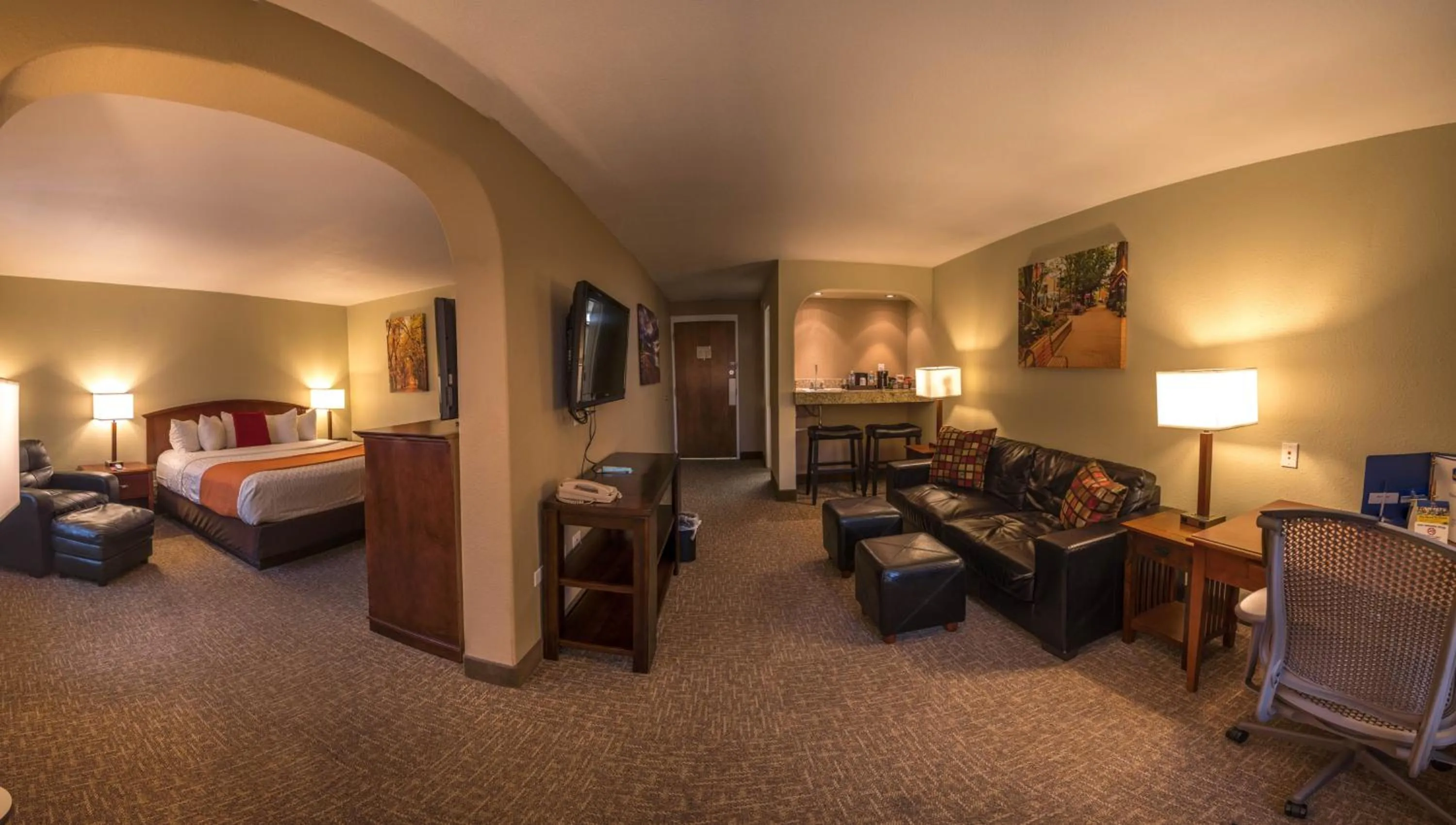 King Suite in Best Western University Inn