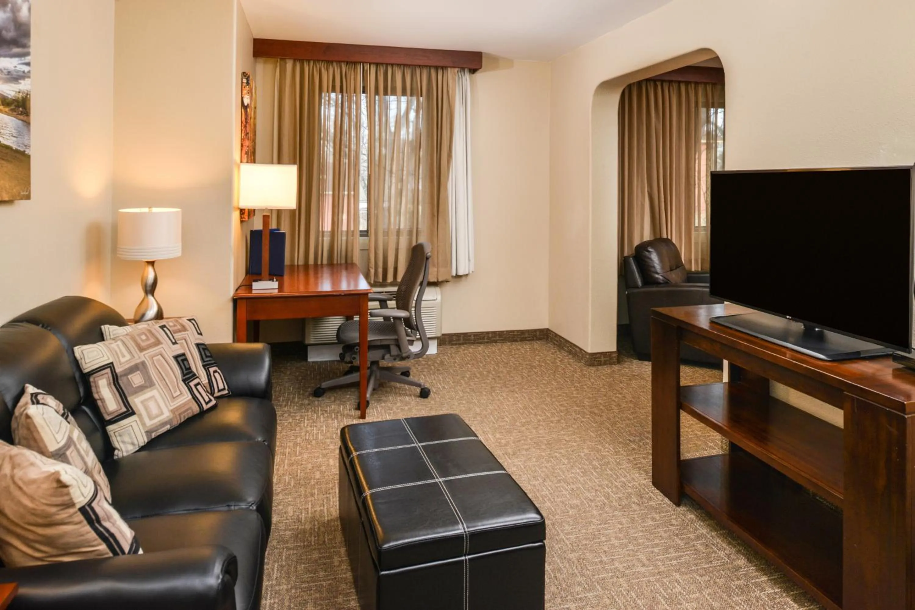 Queen Suite in Best Western University Inn