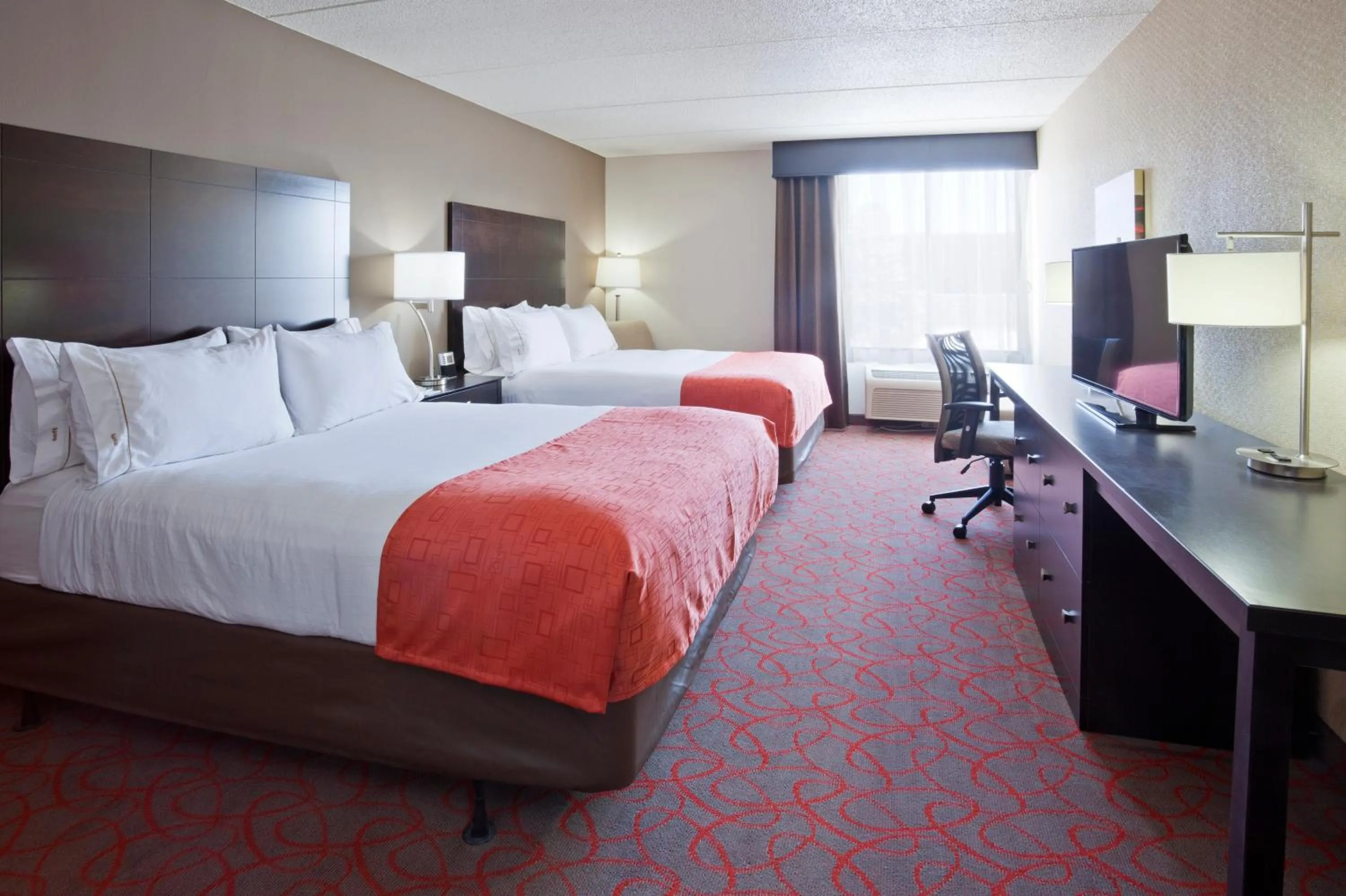 Standard Queen Room with Two Queen Beds and Mobility Accessible Tub in Holiday Inn Express & Suites Bloomington West by IHG