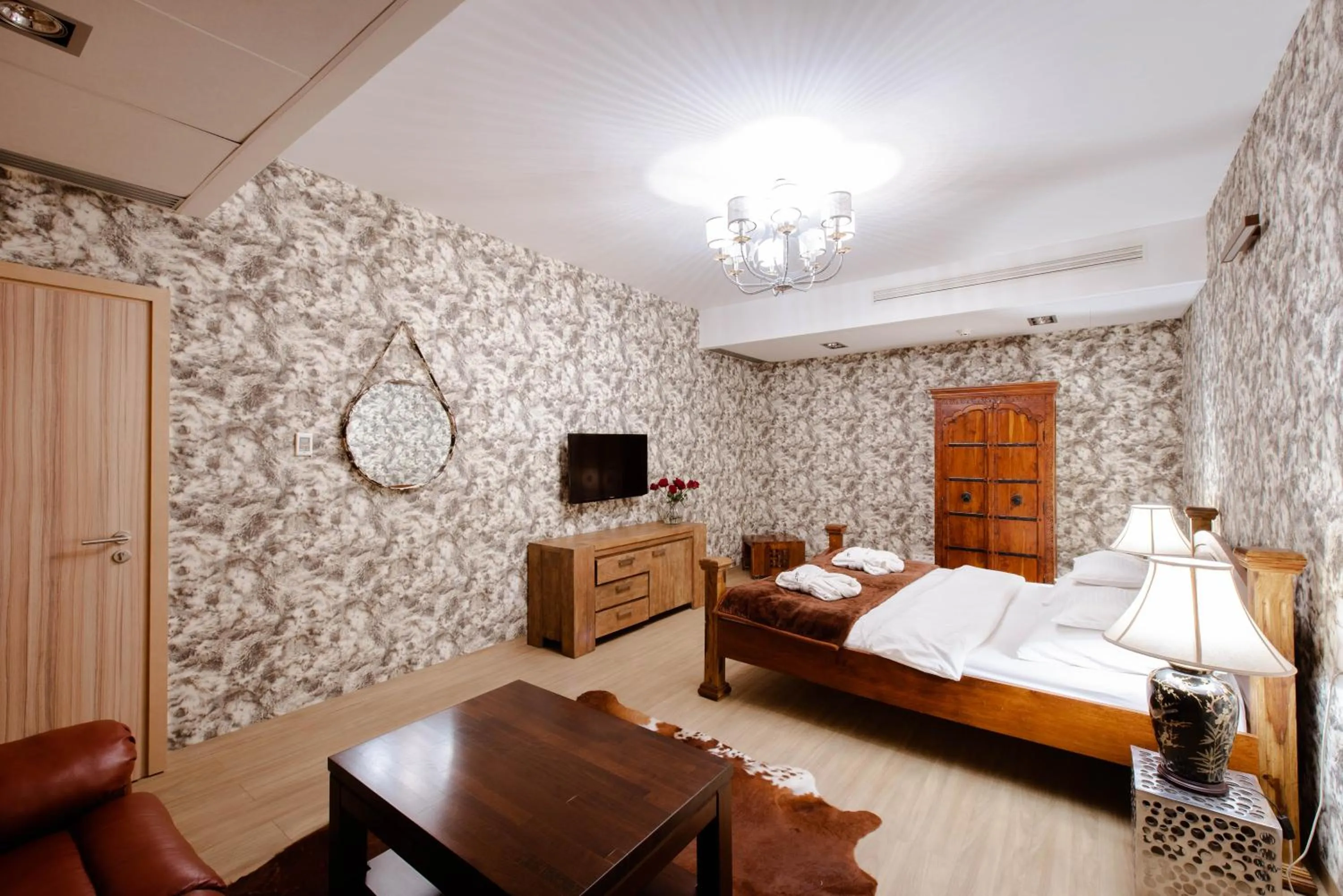 Burgundy Deluxe Apartment in Hotel Lenart