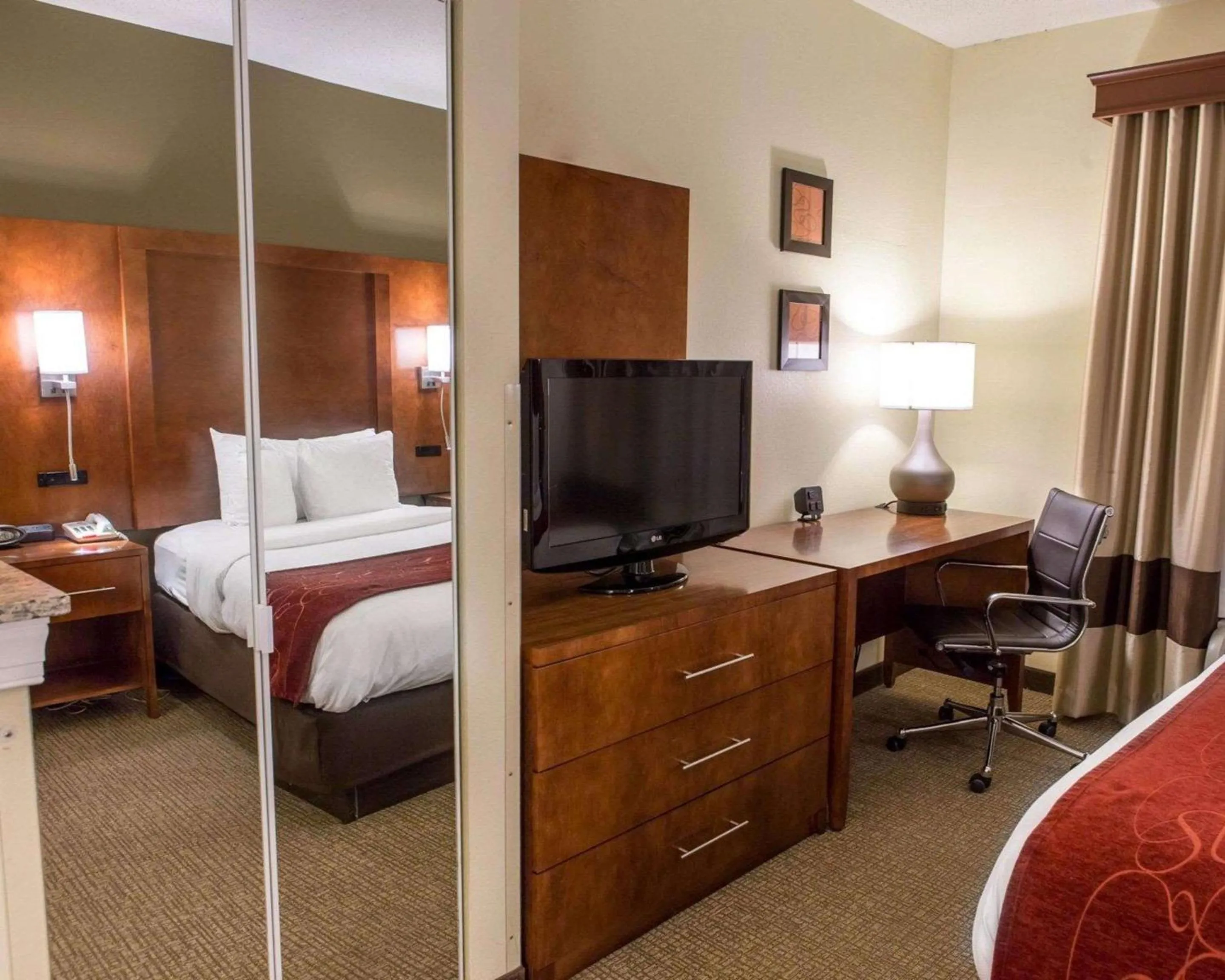 King Suite - Non-Smoking in Comfort Suites Newark - Harrison