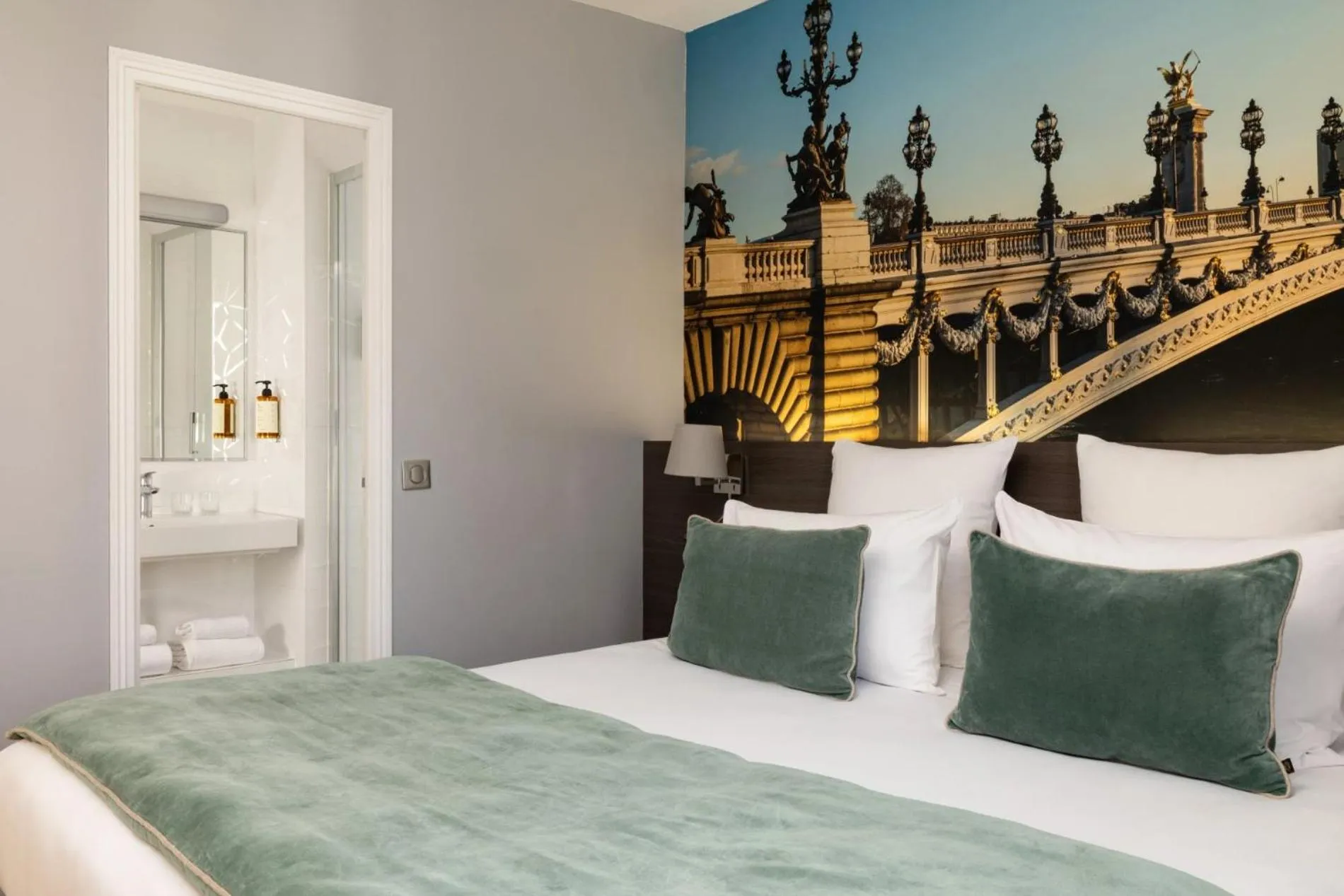 Executive Double Room in Midnight Hôtel Paris