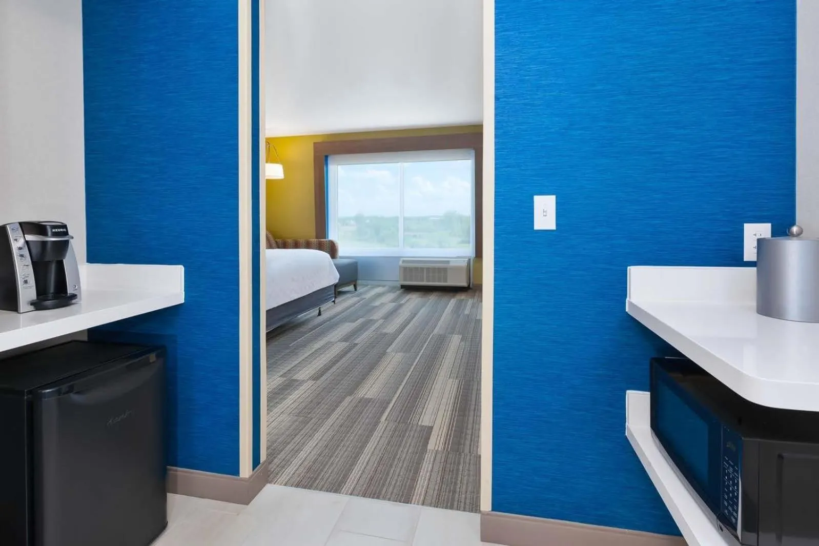 Standard Queen Room with Two Queen Beds and Mobility Accessible Tub in Holiday Inn Express & Suites - Grand Rapids Airport - South by IHG