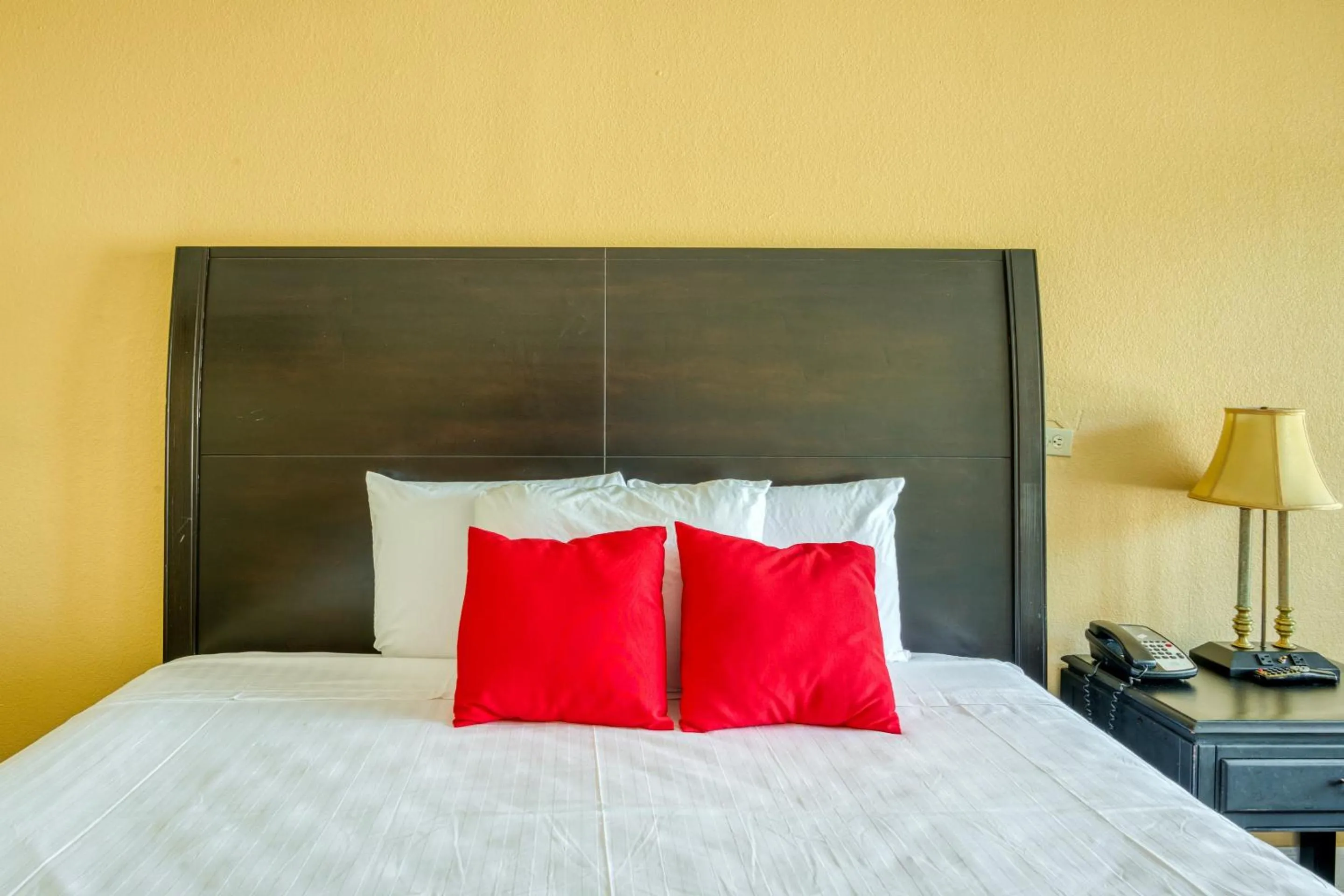 King Room - Disability Access in Hotel Belair Orlando Near Florida Mall