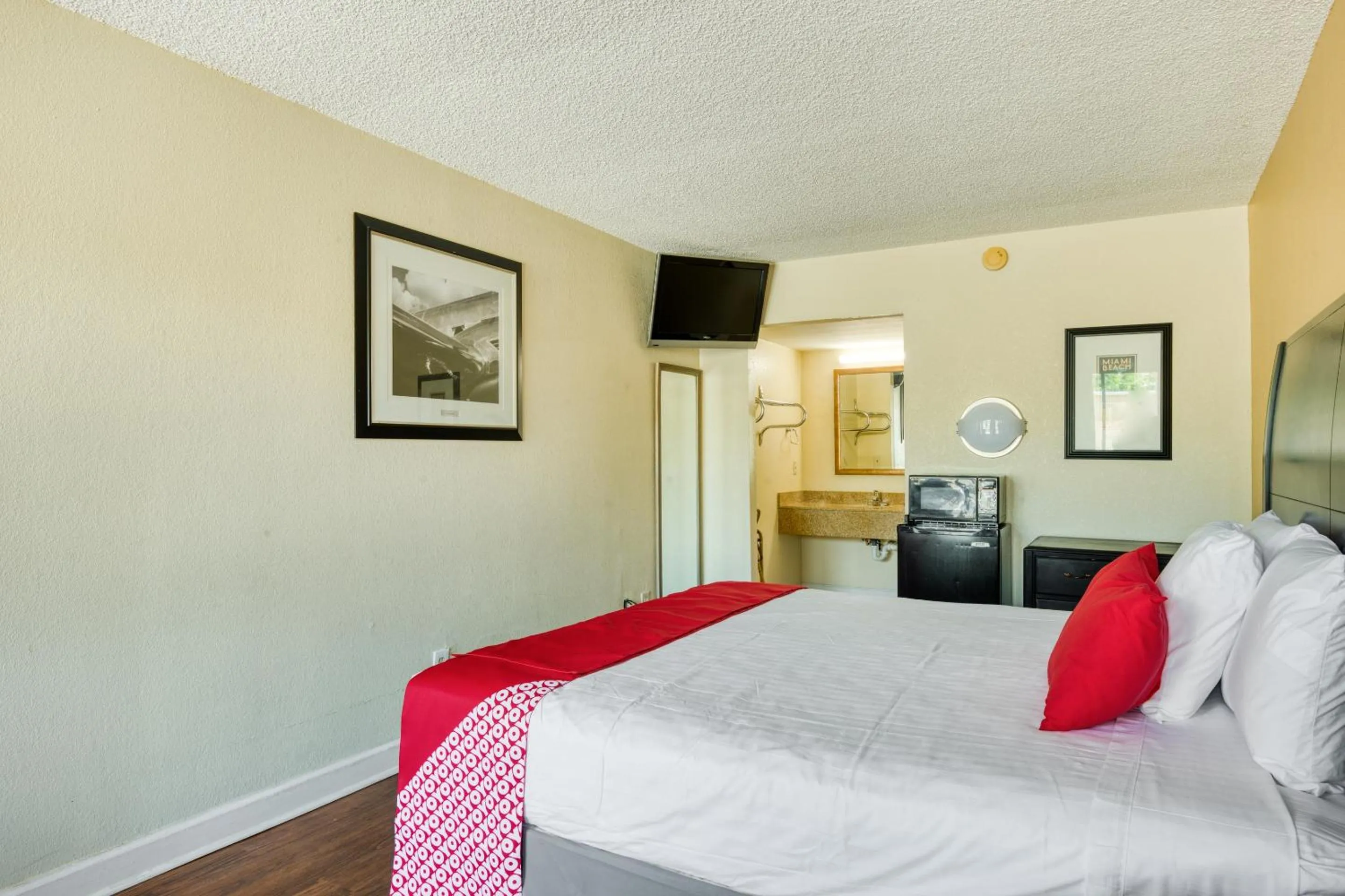King Room in Hotel Belair Orlando Near Florida Mall