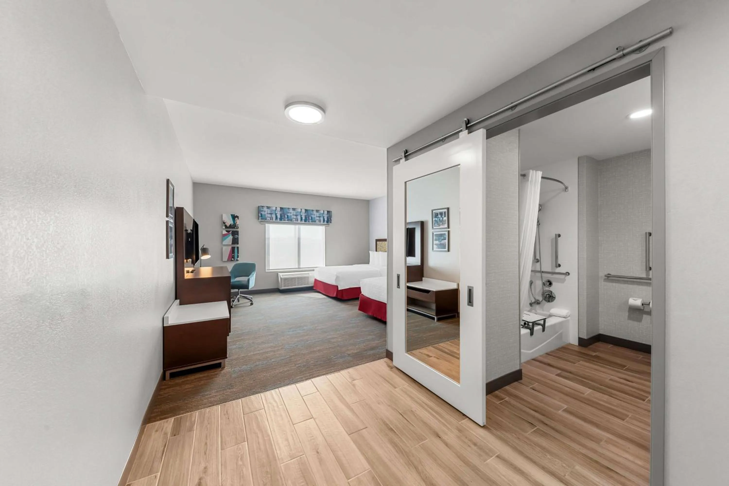 Queen Room with Bath Tub - Mobility Access/Non-Smoking in Hampton Inn & Suites Dallas - Farmers Branch