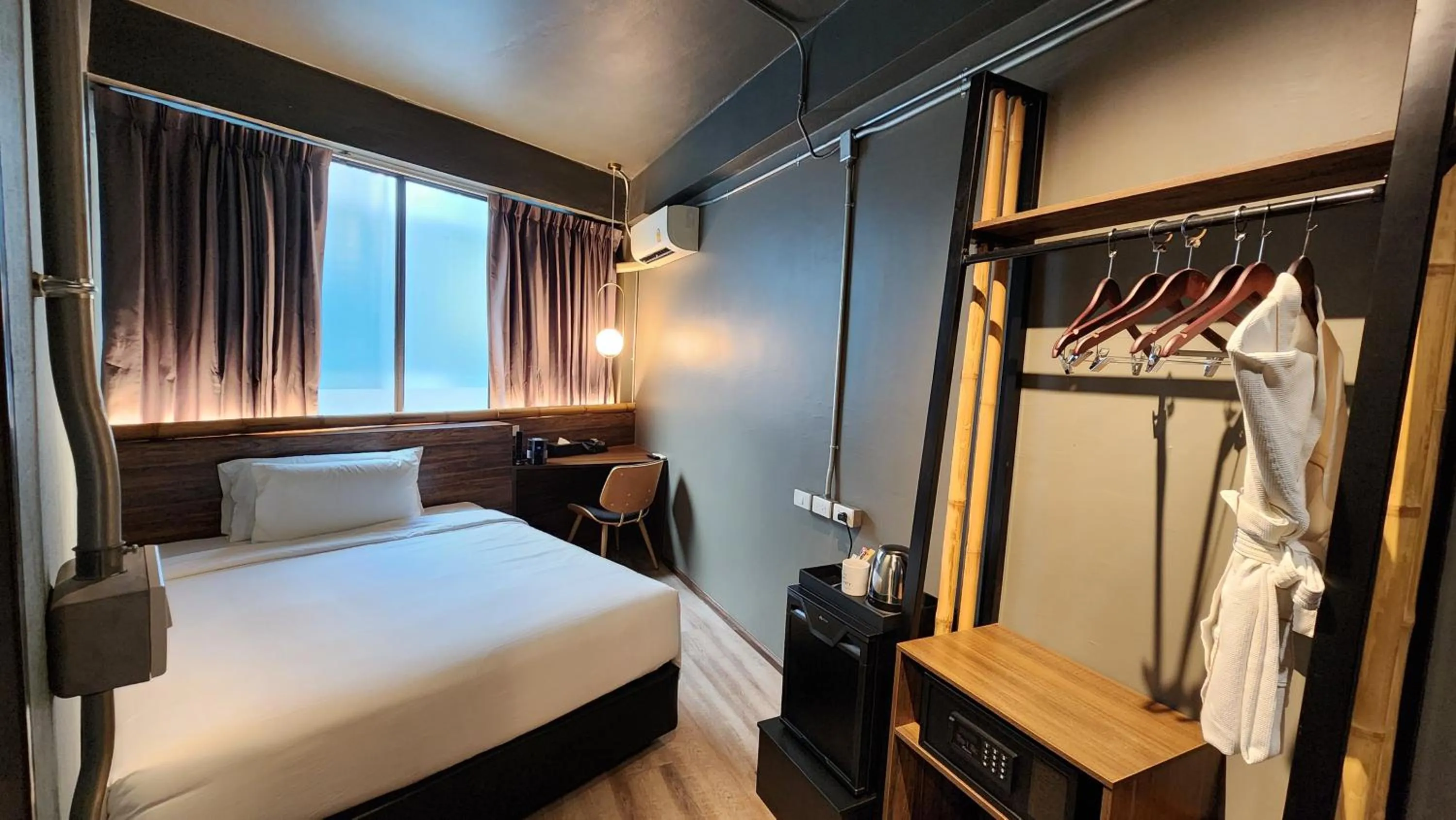 Queen Corner Single room in Hotel Ordinary Bangkok