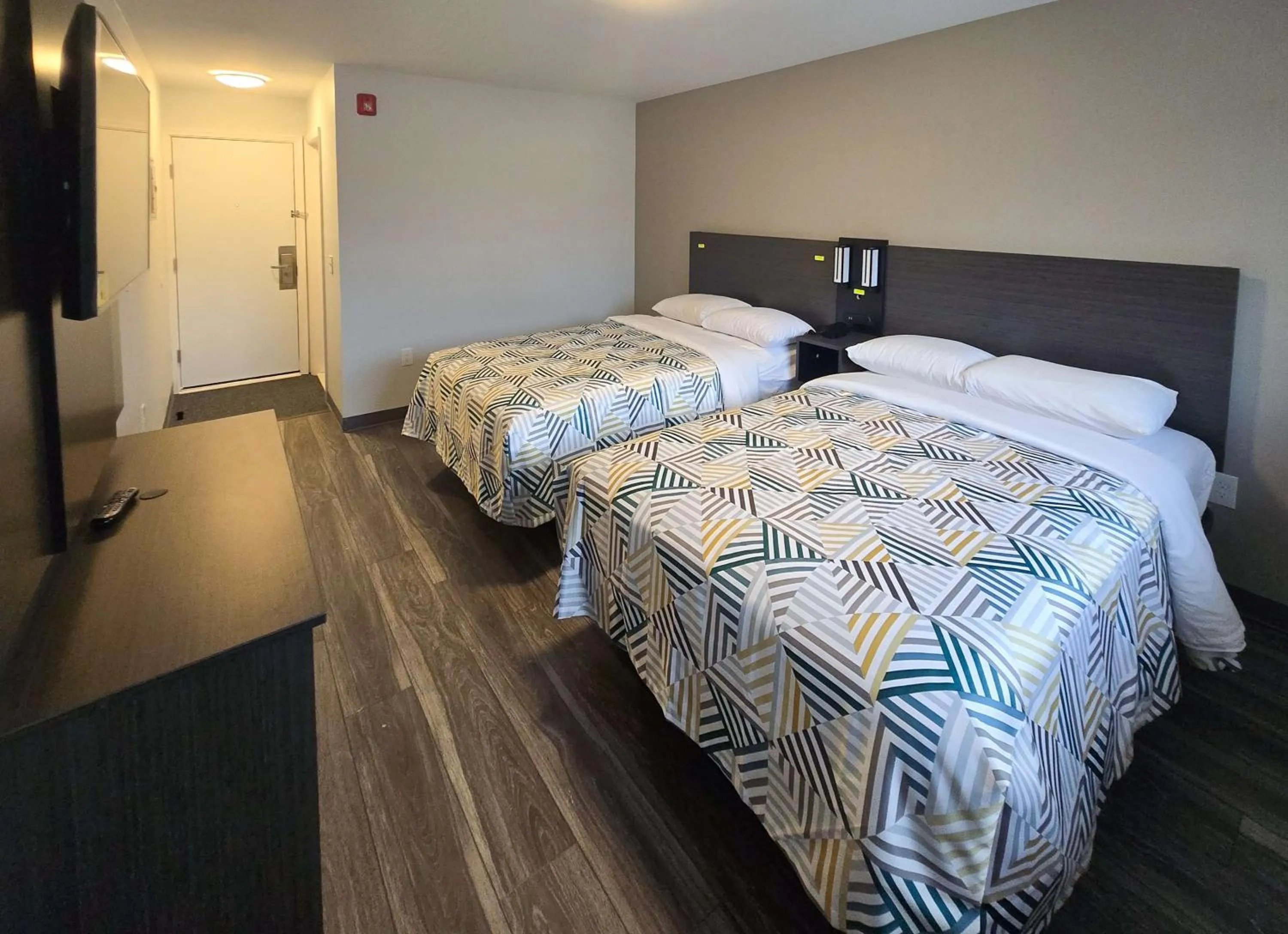 Quadruple Room - Non-Smoking in Motel 6 East Windsor, NJ Hightstown