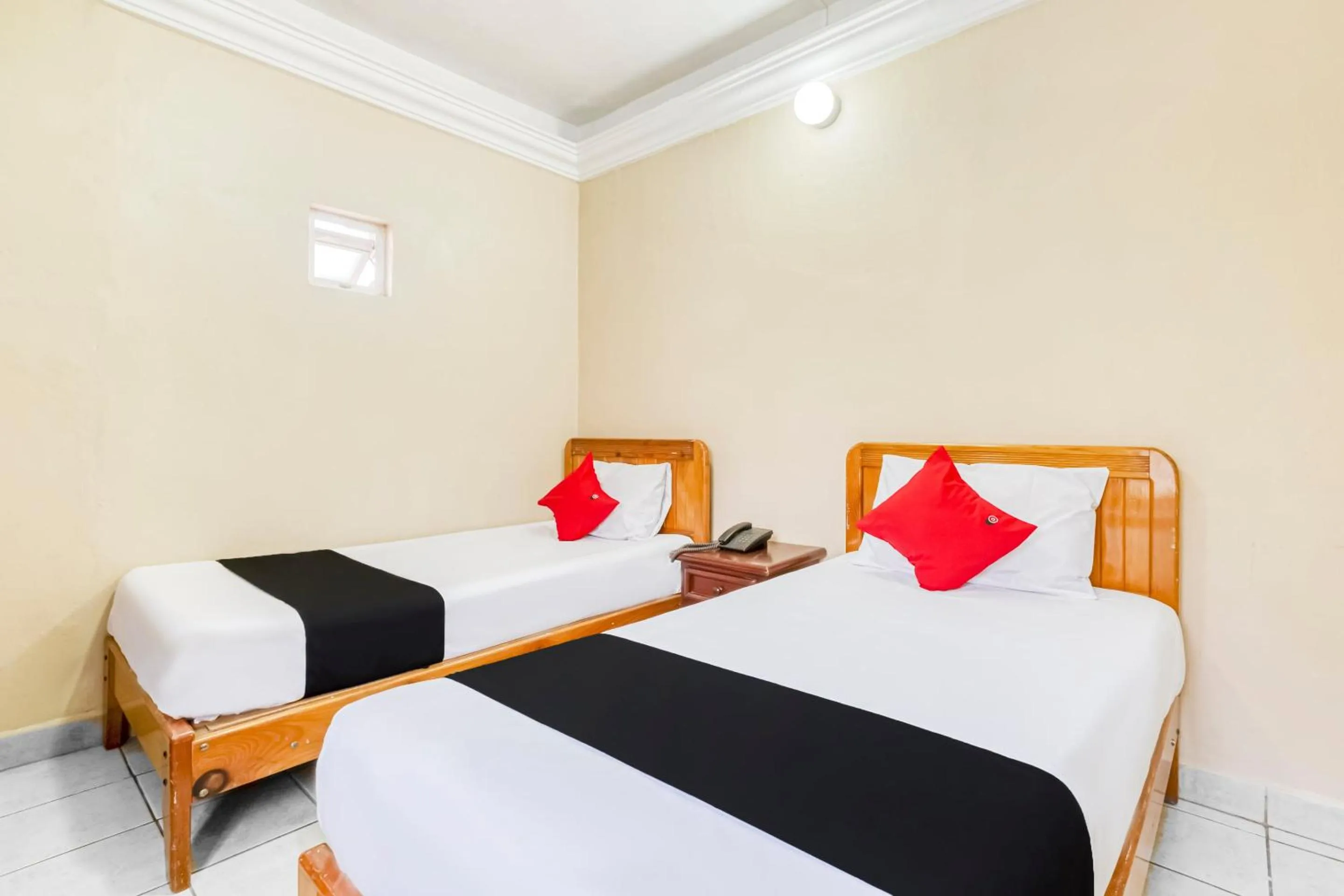 Standard Twin Room in Capital O Colina Dorada