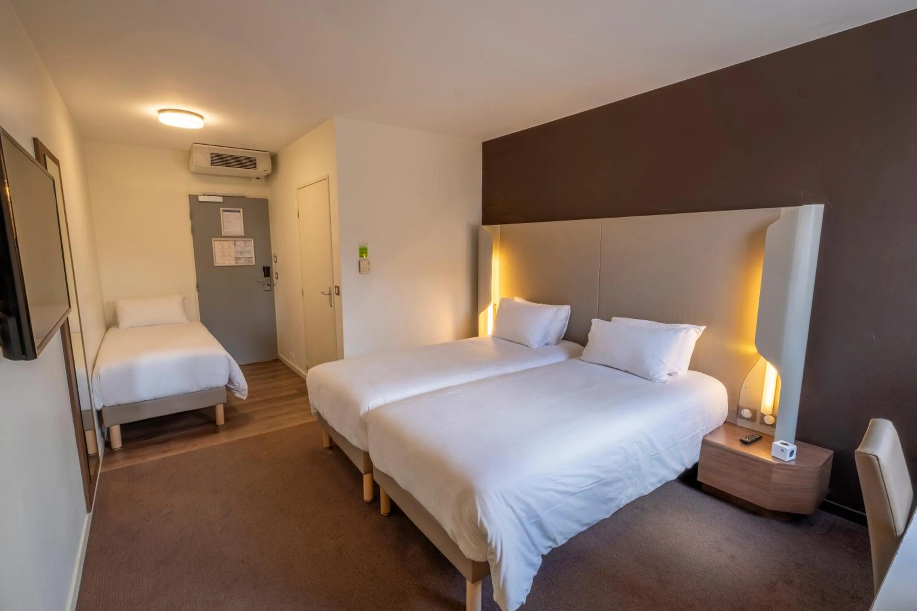 Standard Room with Three Single Beds in Campanile Roissy - Aéroport CDG - Le Mesnil Amelot