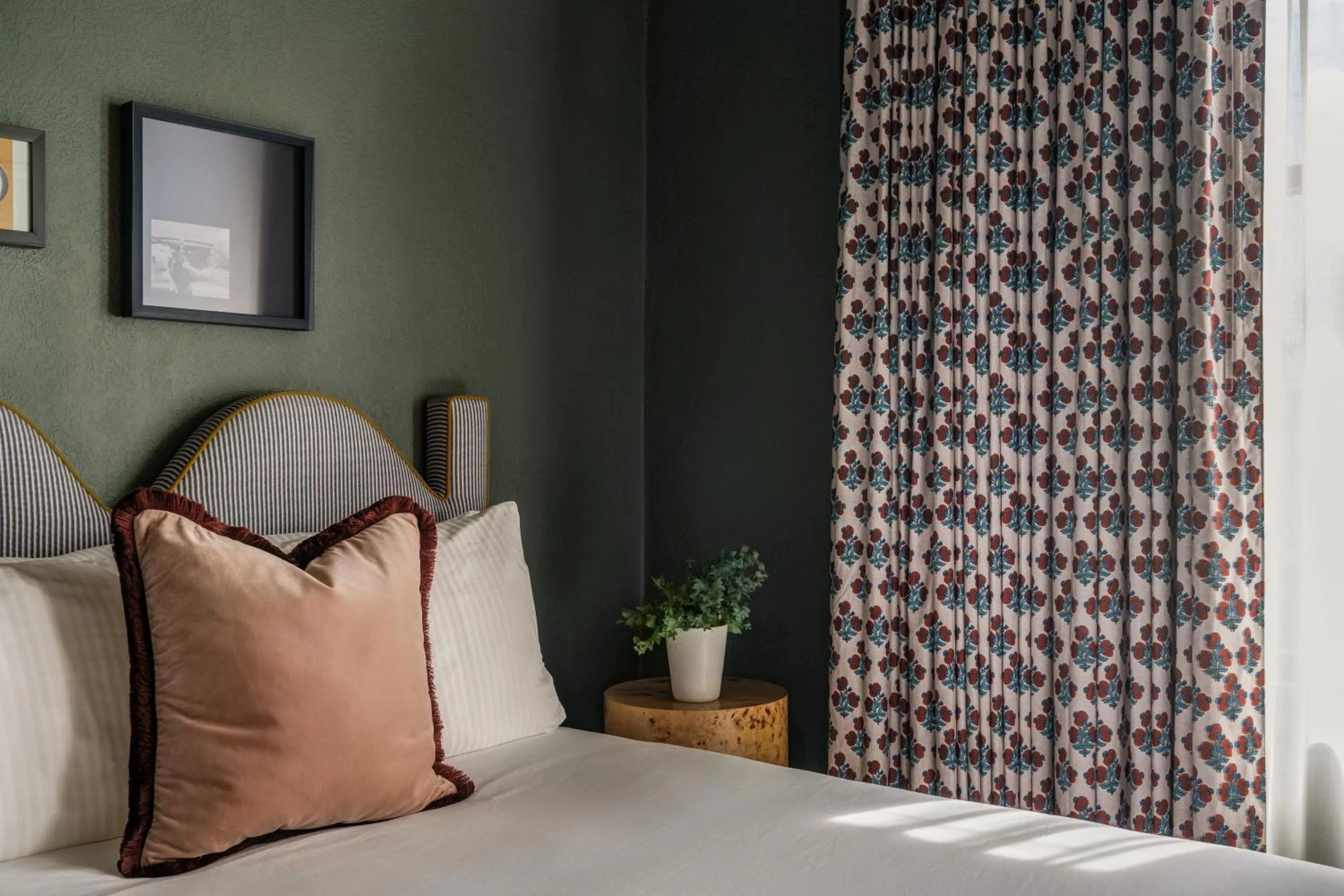 Deluxe King Room - Disability Access in MarQueen Hotel - NEWLY RENOVATED