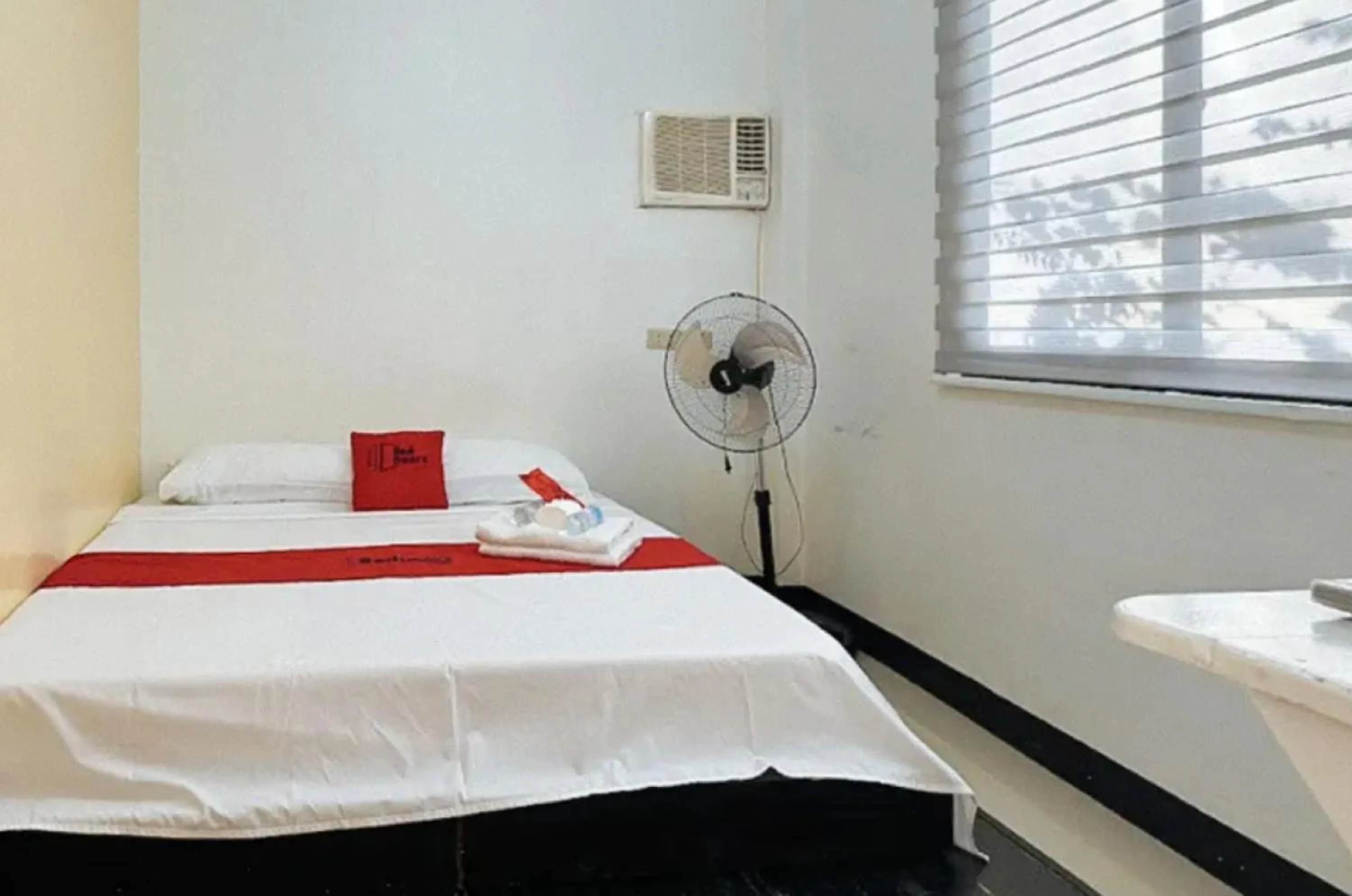 Queen Room in RedDoorz near Mariners Legazpi