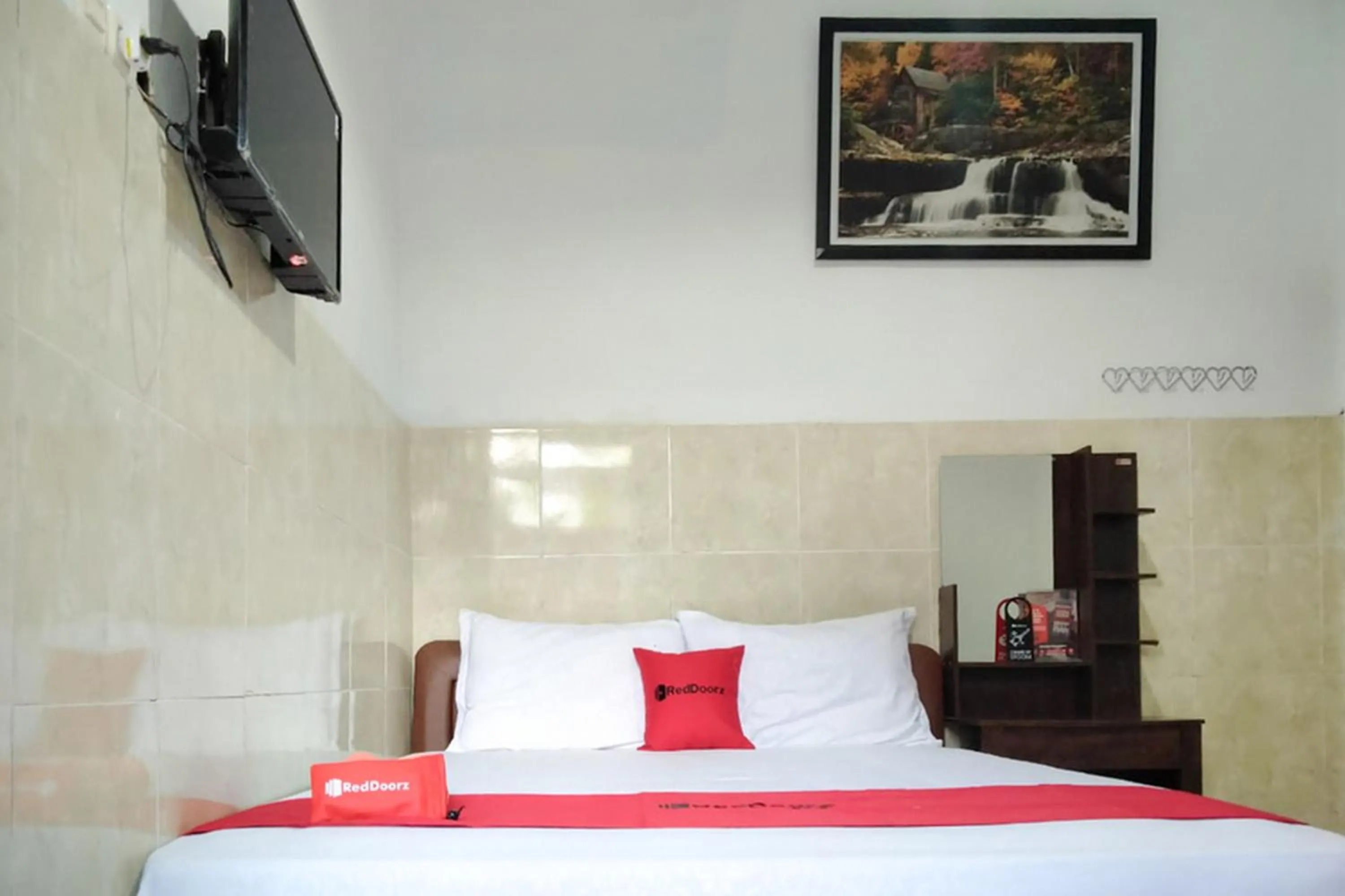 Deluxe Room in RedDoorz @ Hotel Surabaya Sumenep