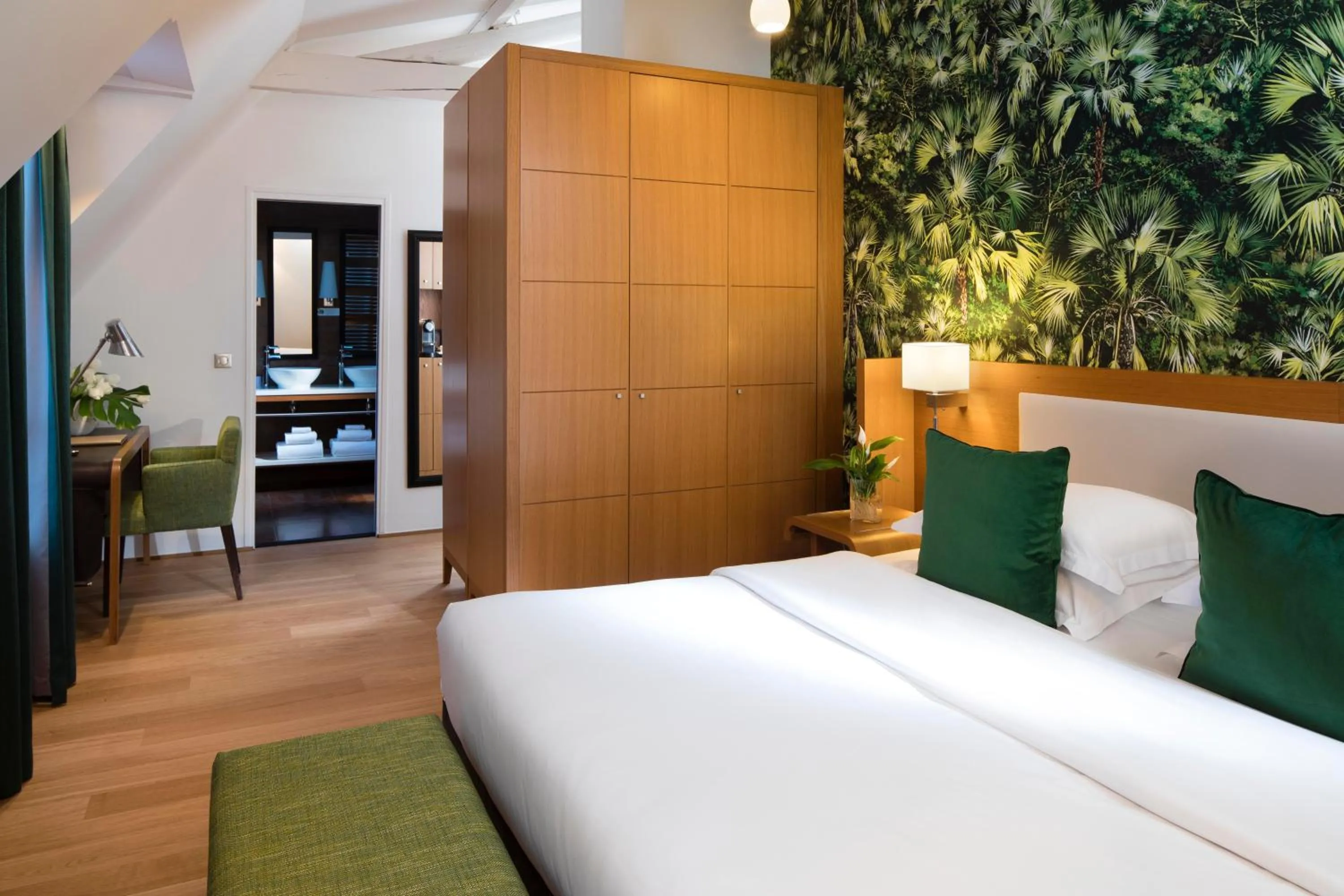 Deluxe Double Room with Balcony in Hotel Le Six