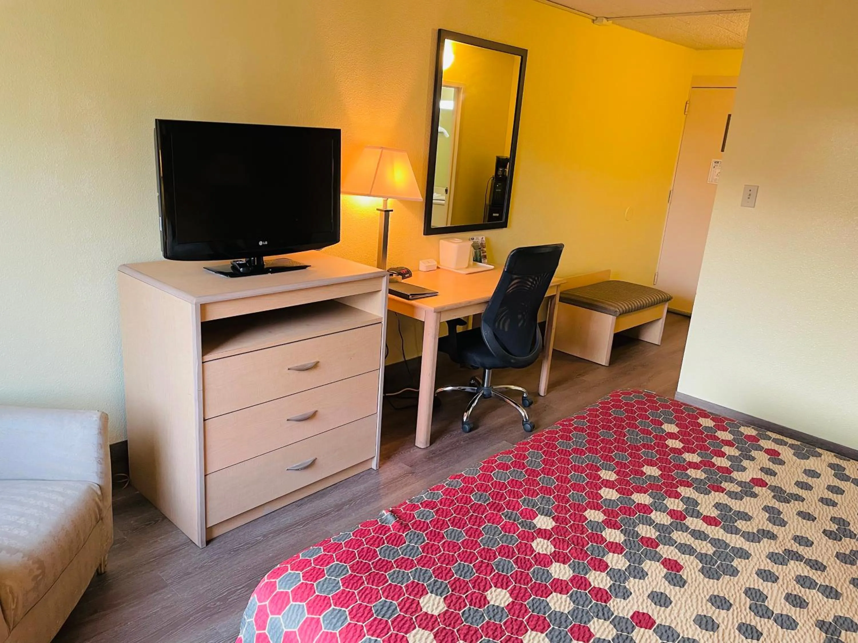 King Room - Non-Smoking in Super 8 by Wyndham Gloucester