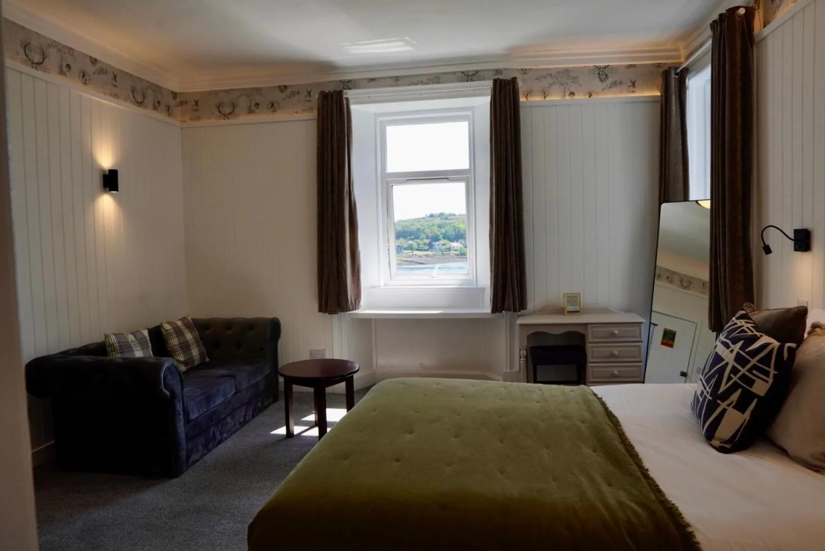 Junior Suite in Lochnell Arms Hotel