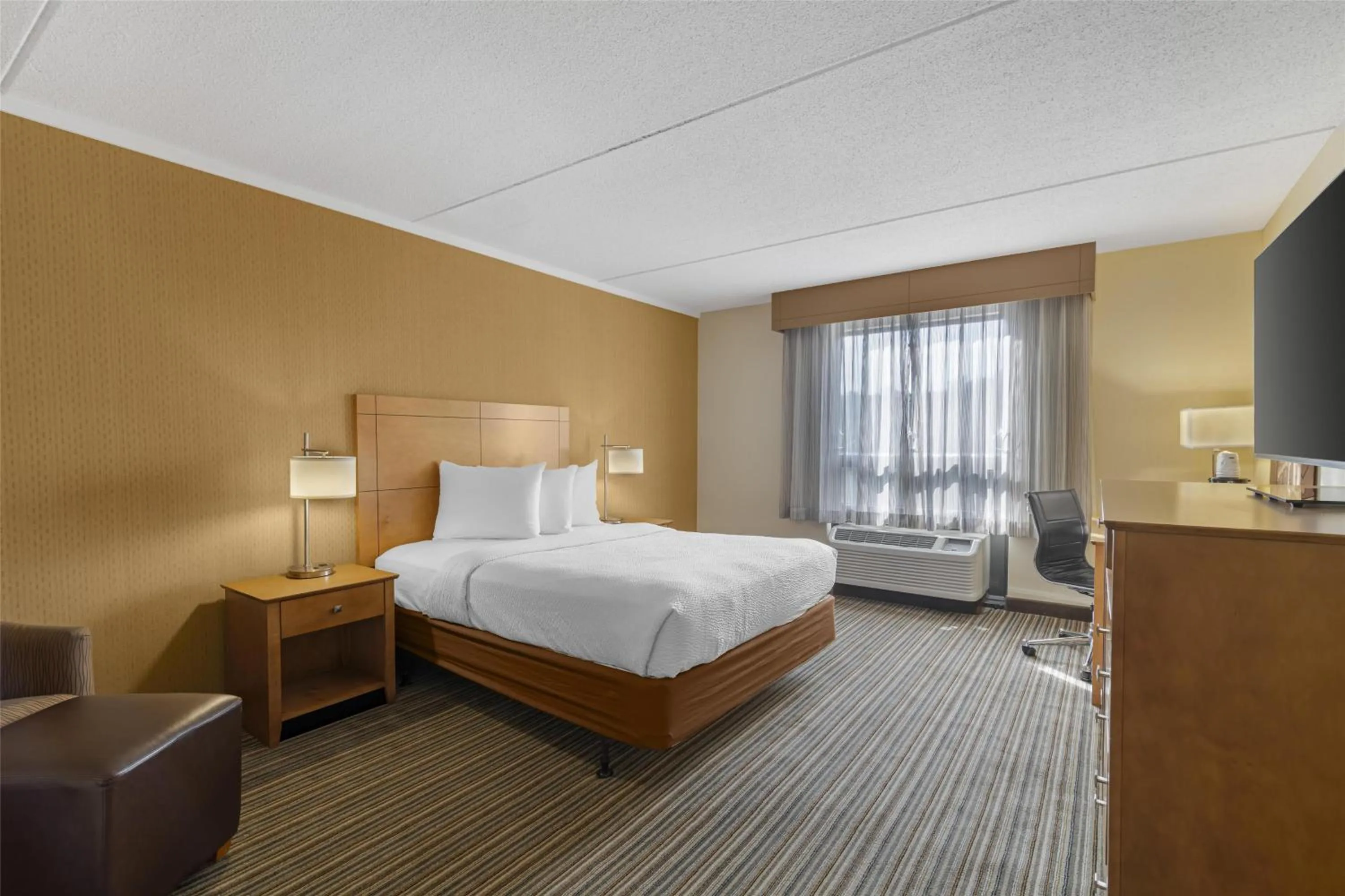 Queen Room - Disability Access Tub in Best Western Royal Plaza Hotel and Trade Center