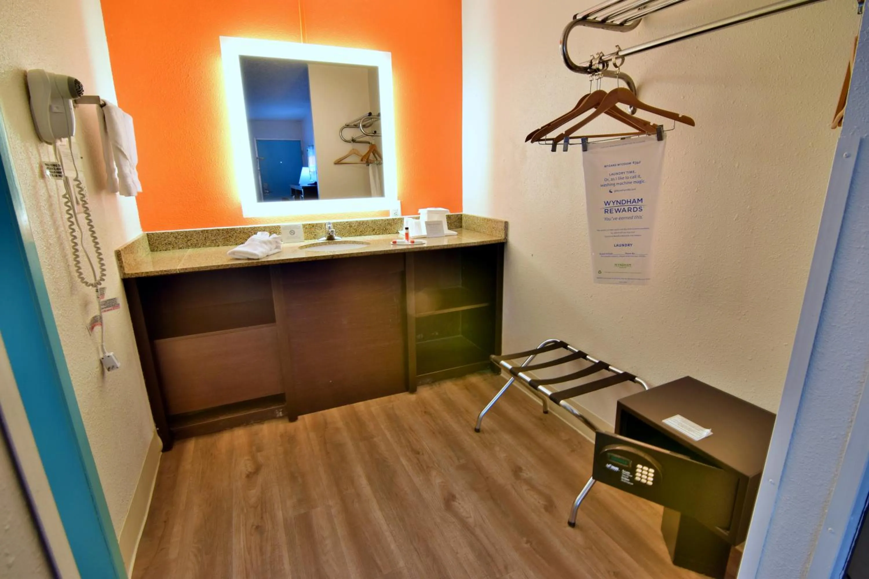 1 King Bed, Deluxe Room, Non-Smoking
 in Howard Johnson by Wyndham Ocala FL I-75