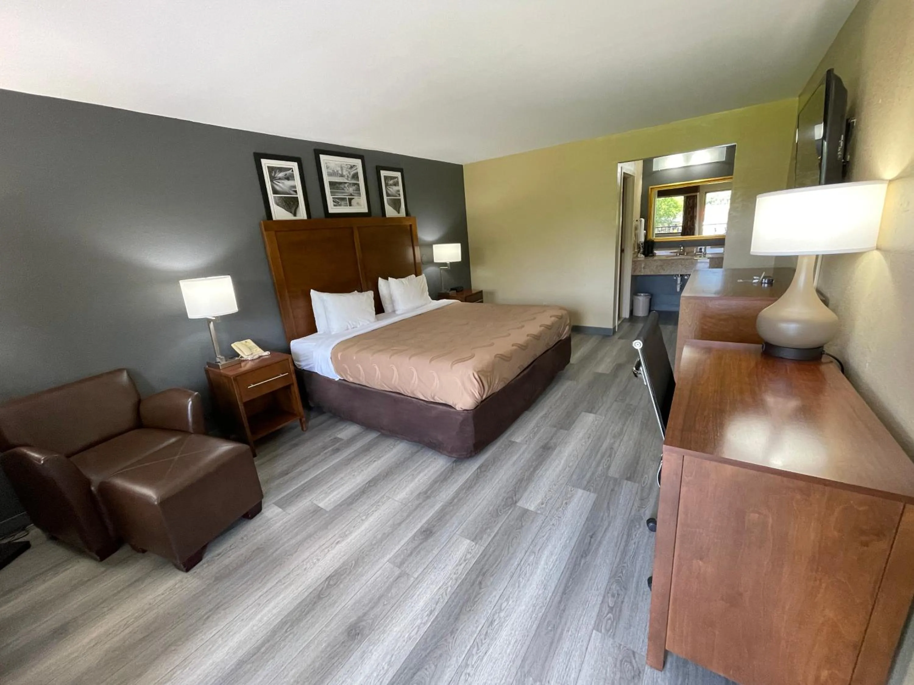 Standard King Room - Smoking in Quality Inn Kenly I-95