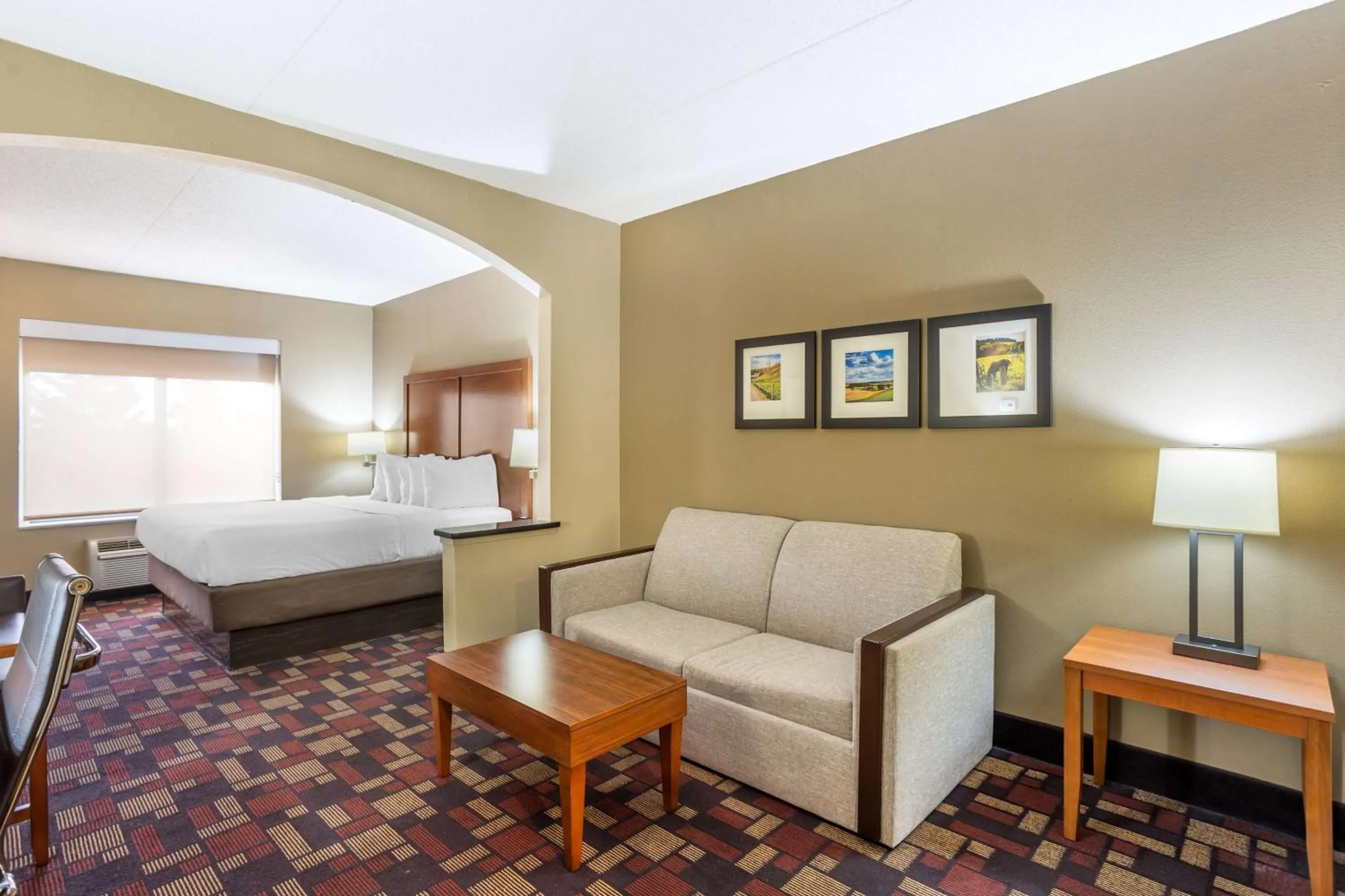 King Suite with Bath Tub, Sofa Bed and Spa Bath - Disability Access/Non-Smoking in Best Western Grantville Hershey