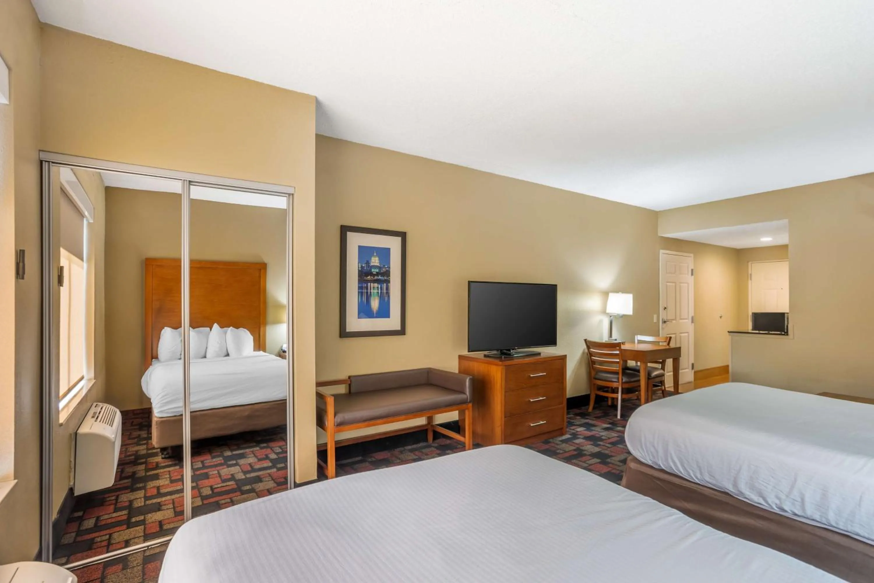 Suite with Two Double Beds and Sofa Bed - Bath Tub/Disability Access in Best Western Grantville Hershey