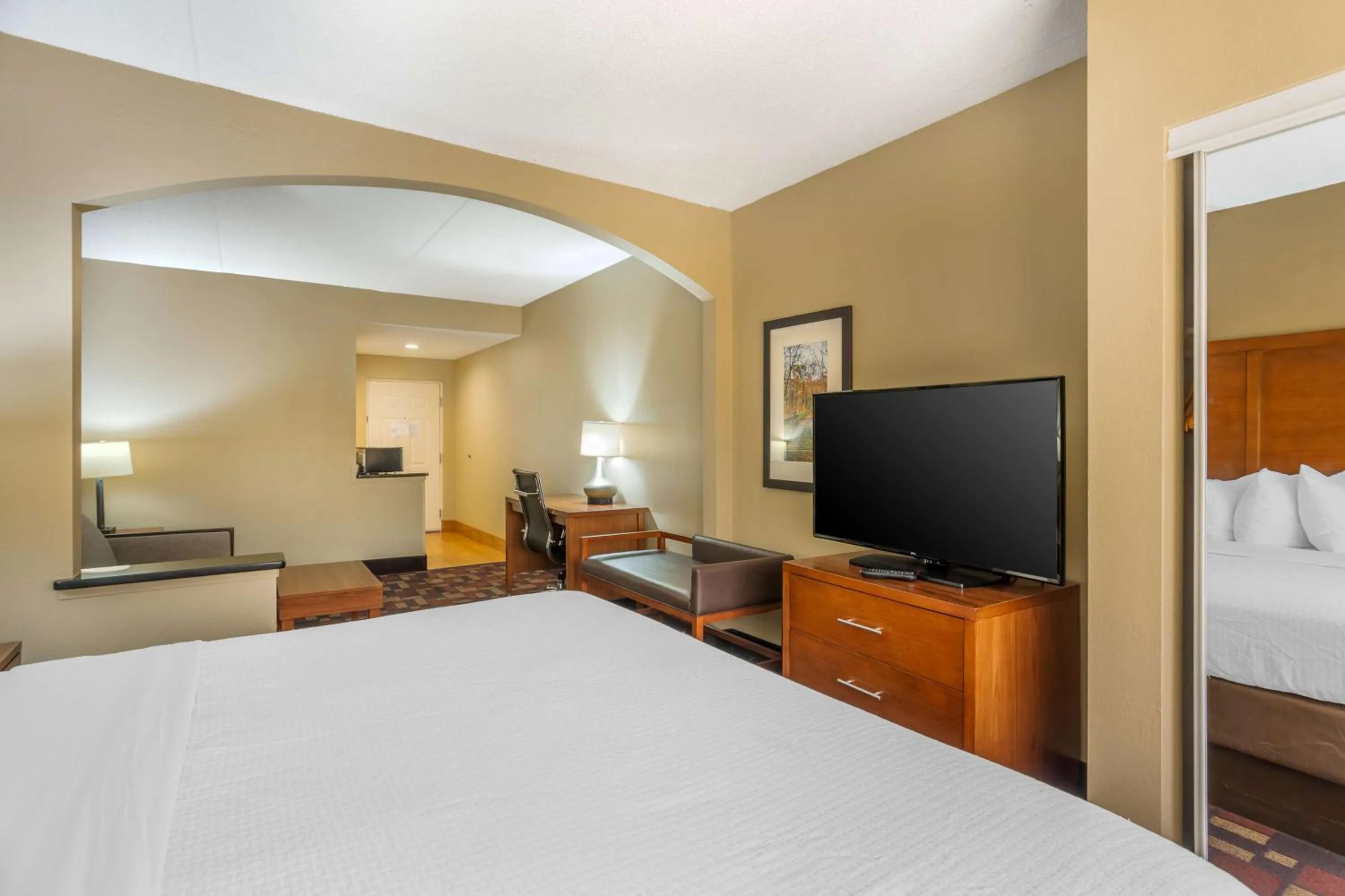 King Suite with Sofa Bed - Non-Smoking in Best Western Grantville Hershey