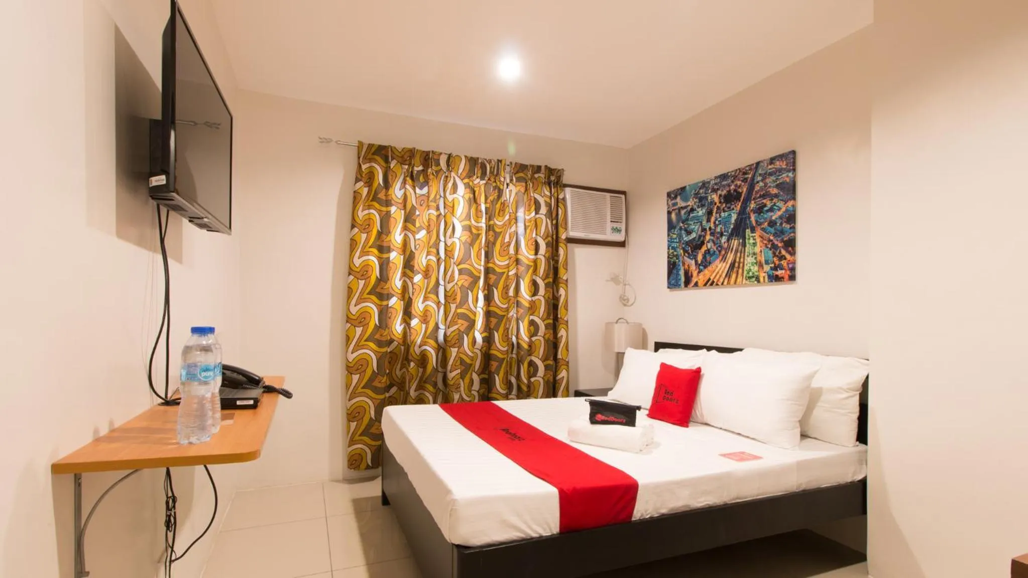 Double Room in RedDoorz Plus @ Diola Villamonte Bacolod