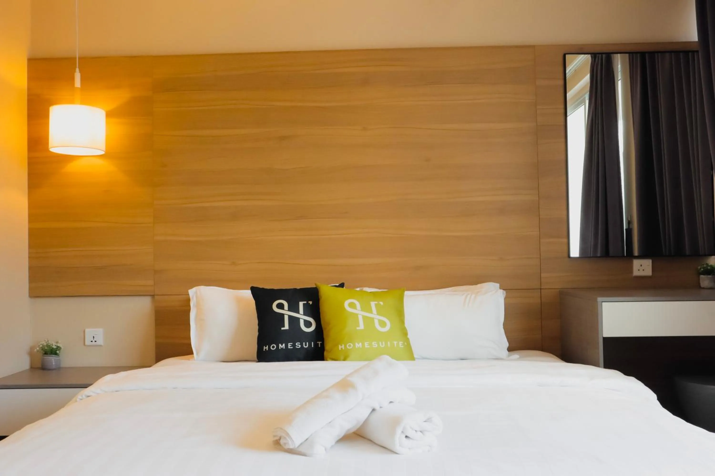 Deluxe King Studio in Homesuite' Home at Aeropod SOVO