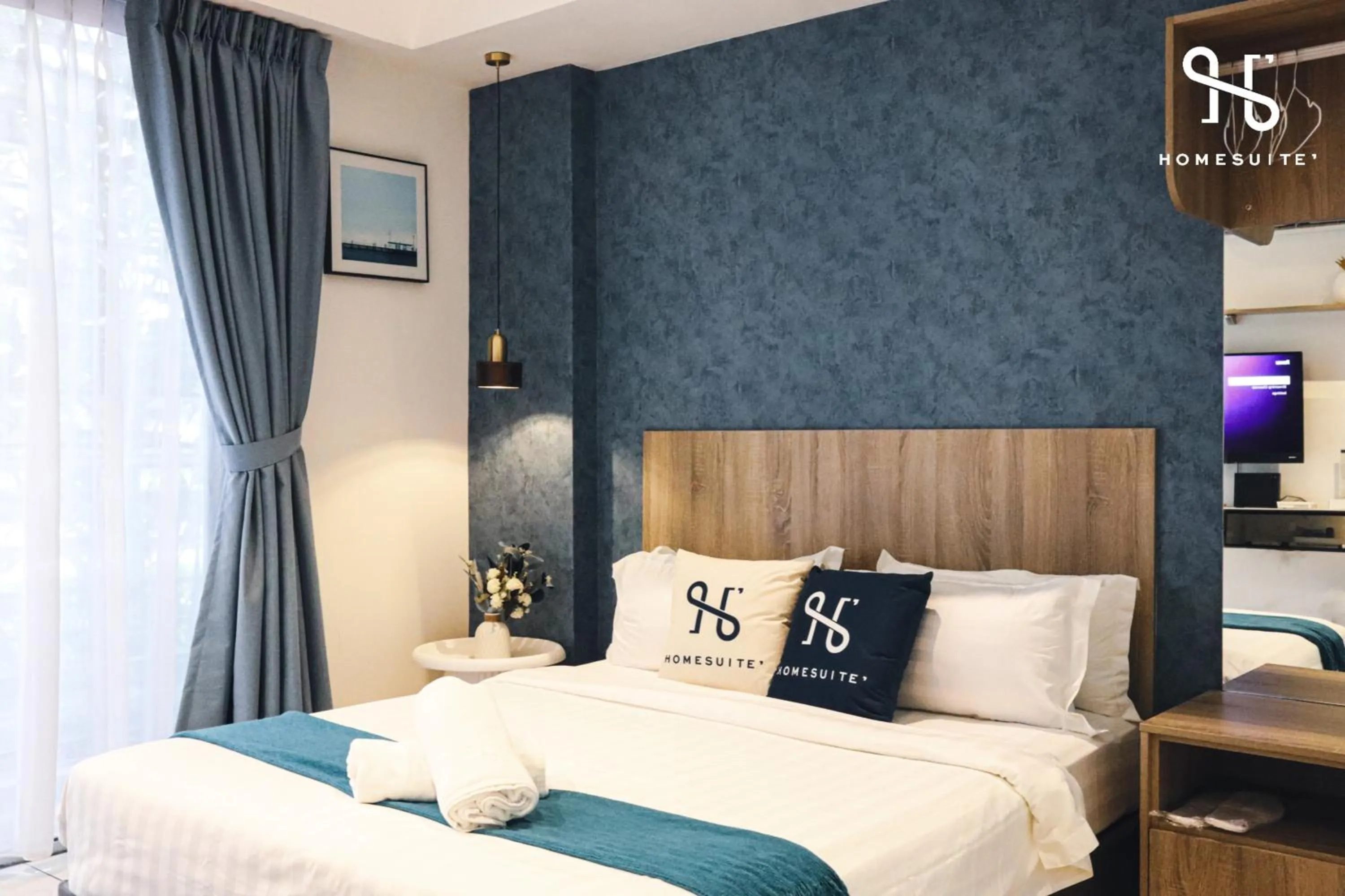 Double Room with Balcony in Homesuite' Home at Aeropod SOVO