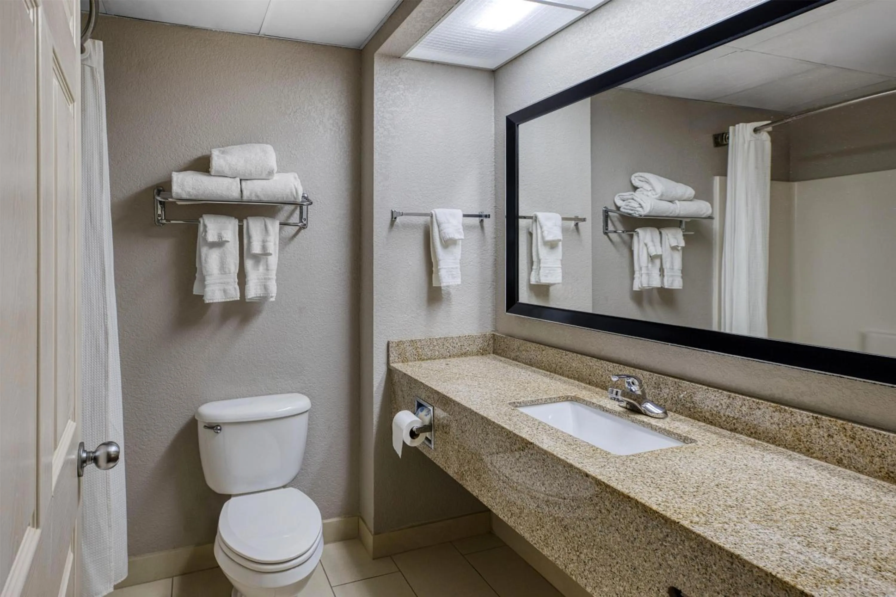 King Room with Roll-In Shower - Disability Access in Best Western Lake Cumberland Inn