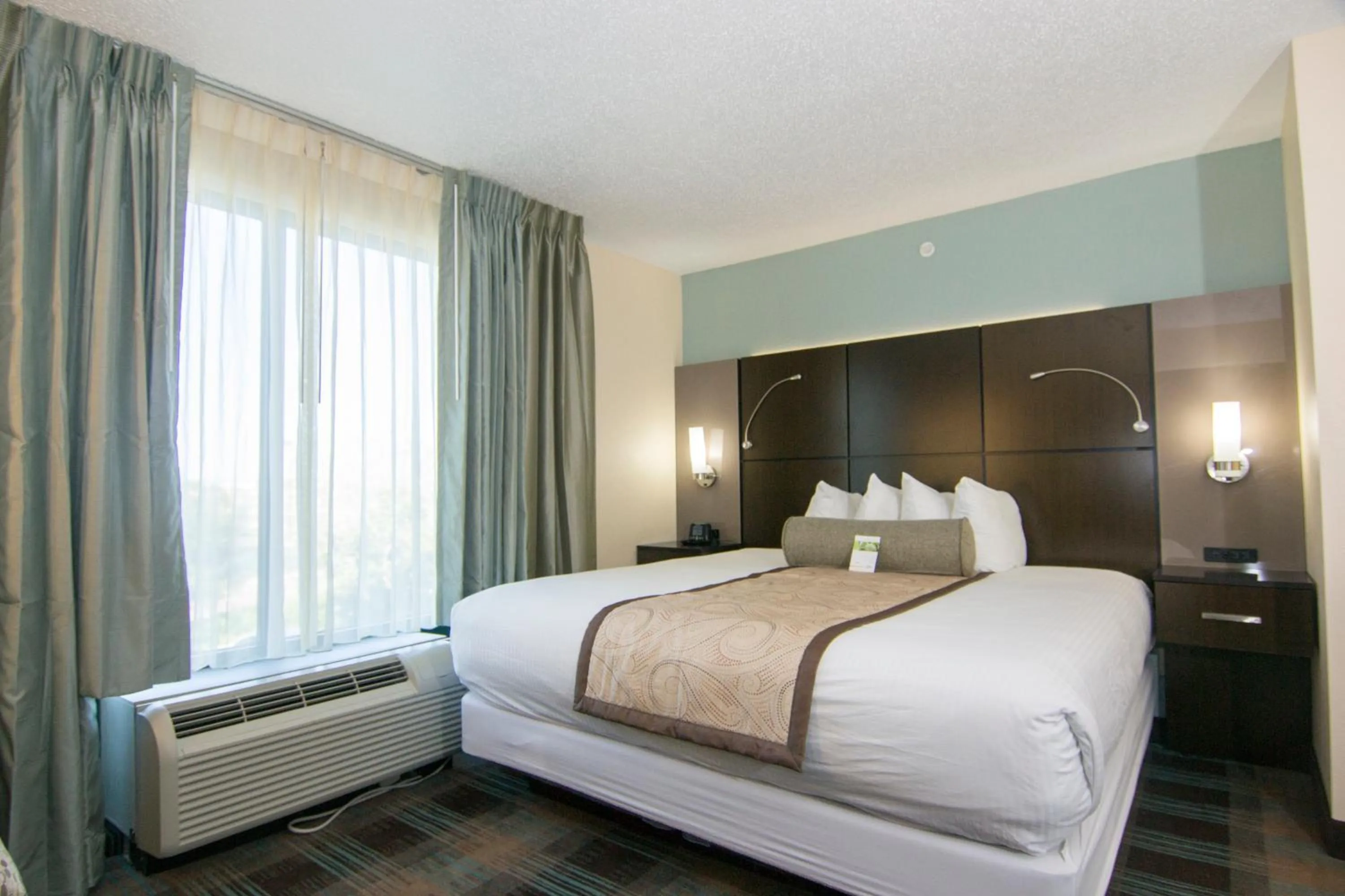 One-Bedroom King Suite - Non-Smoking in Wingate By Wyndham - Orlando International Airport- Free Hot Breakfast