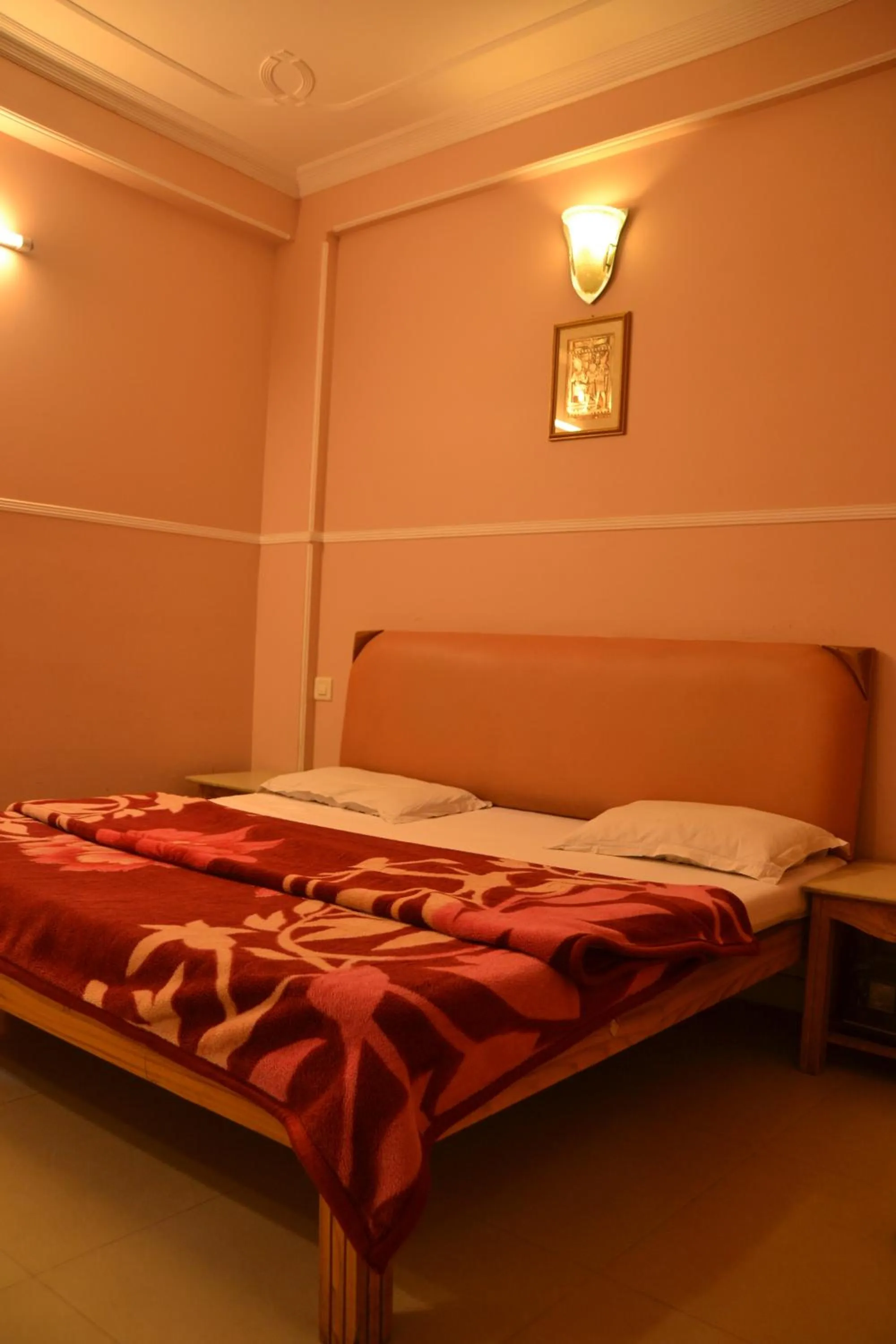 Budget Single Room - single occupancy in Hotel Queen