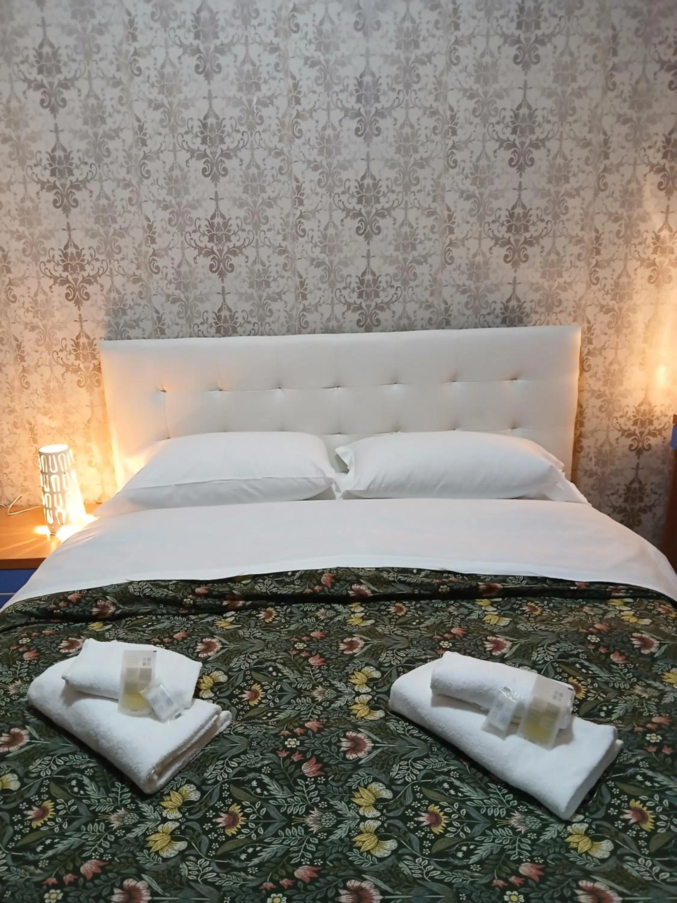 Double or Twin Room with Bathroom in A&C Much More II