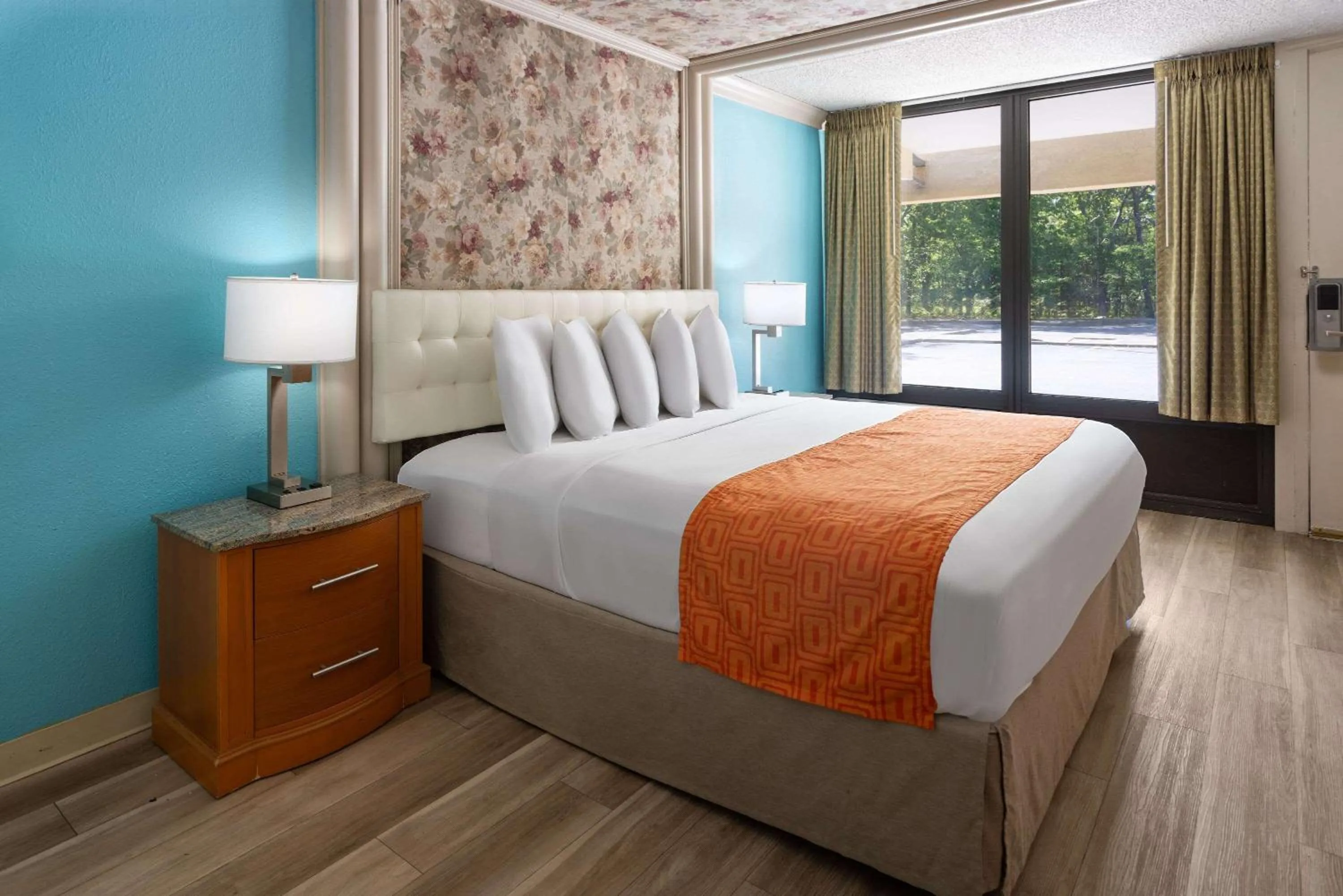 Deluxe King Room - Smoking in Inn at Atlantic City Hotel & Banquet