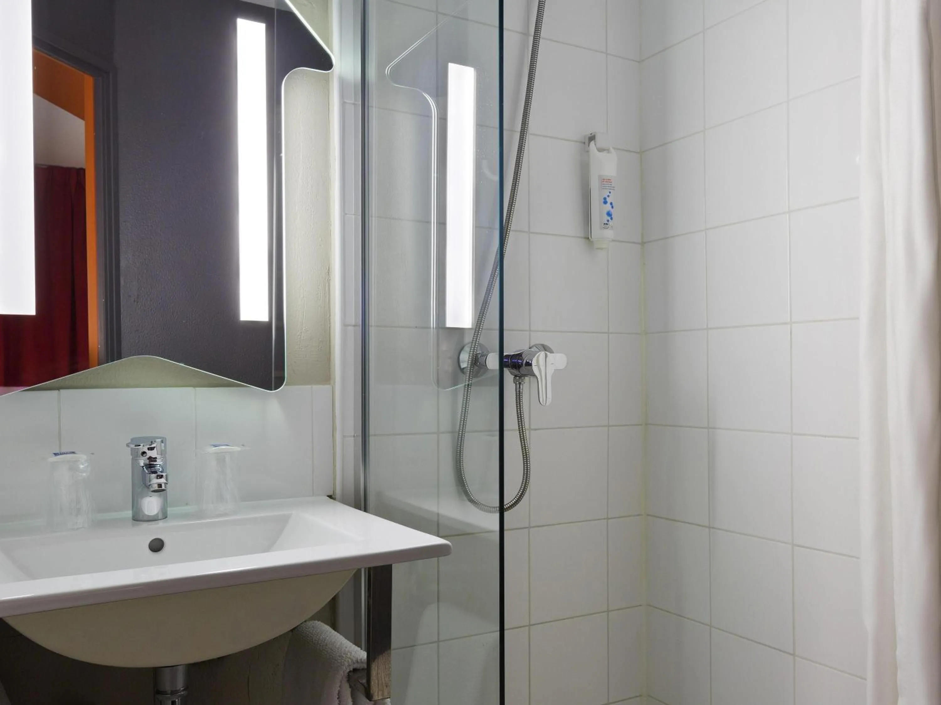 Triple Room with Three Single Beds in ibis budget Chilly-Mazarin Les Champarts