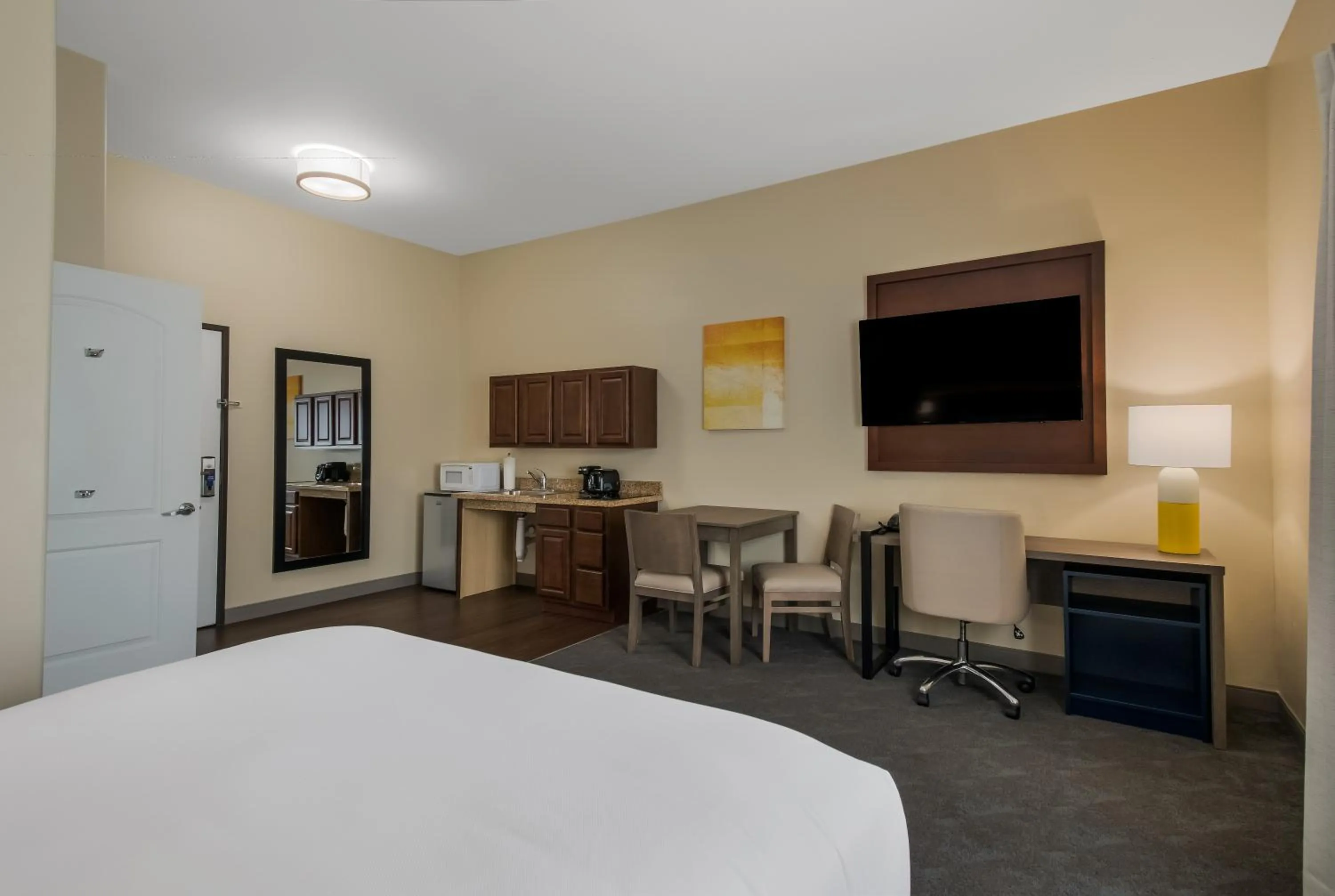 Standard Queen Room with Tub- Mobility Accessible/Non-Smoking in Comfort Inn & Suites Barnesville - Frackville