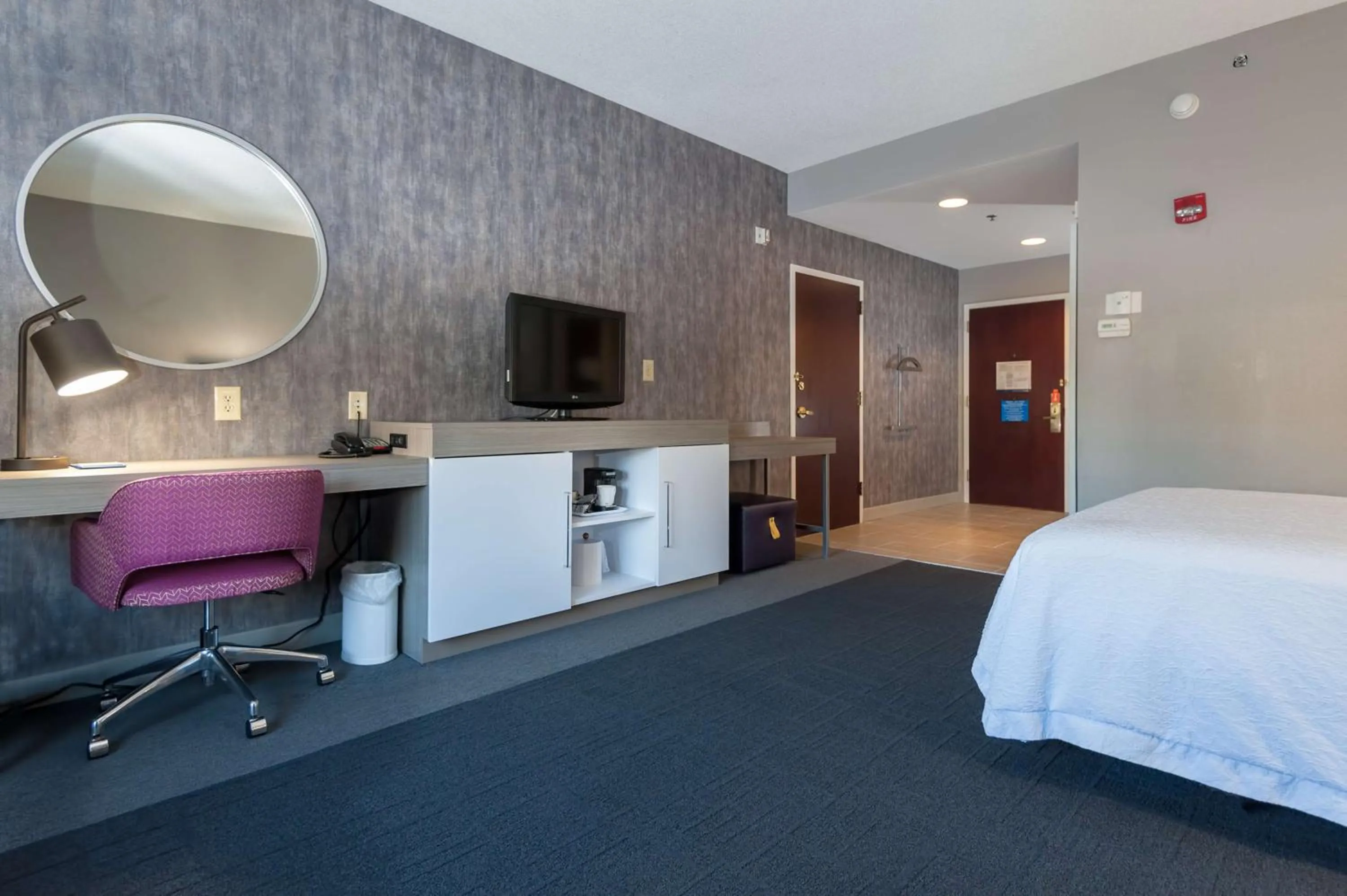 Queen Room with Bath Tub - Disability Access/Non-Smoking  in Hampton Inn East Windsor