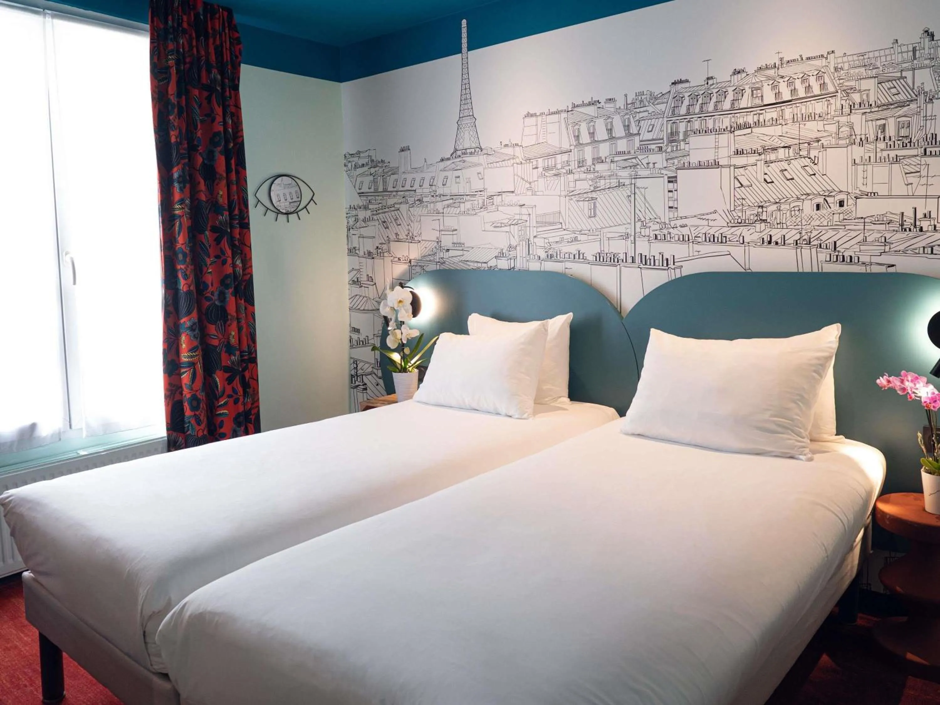 Standard Twin Room in Ibis Styles Paris Batignolles