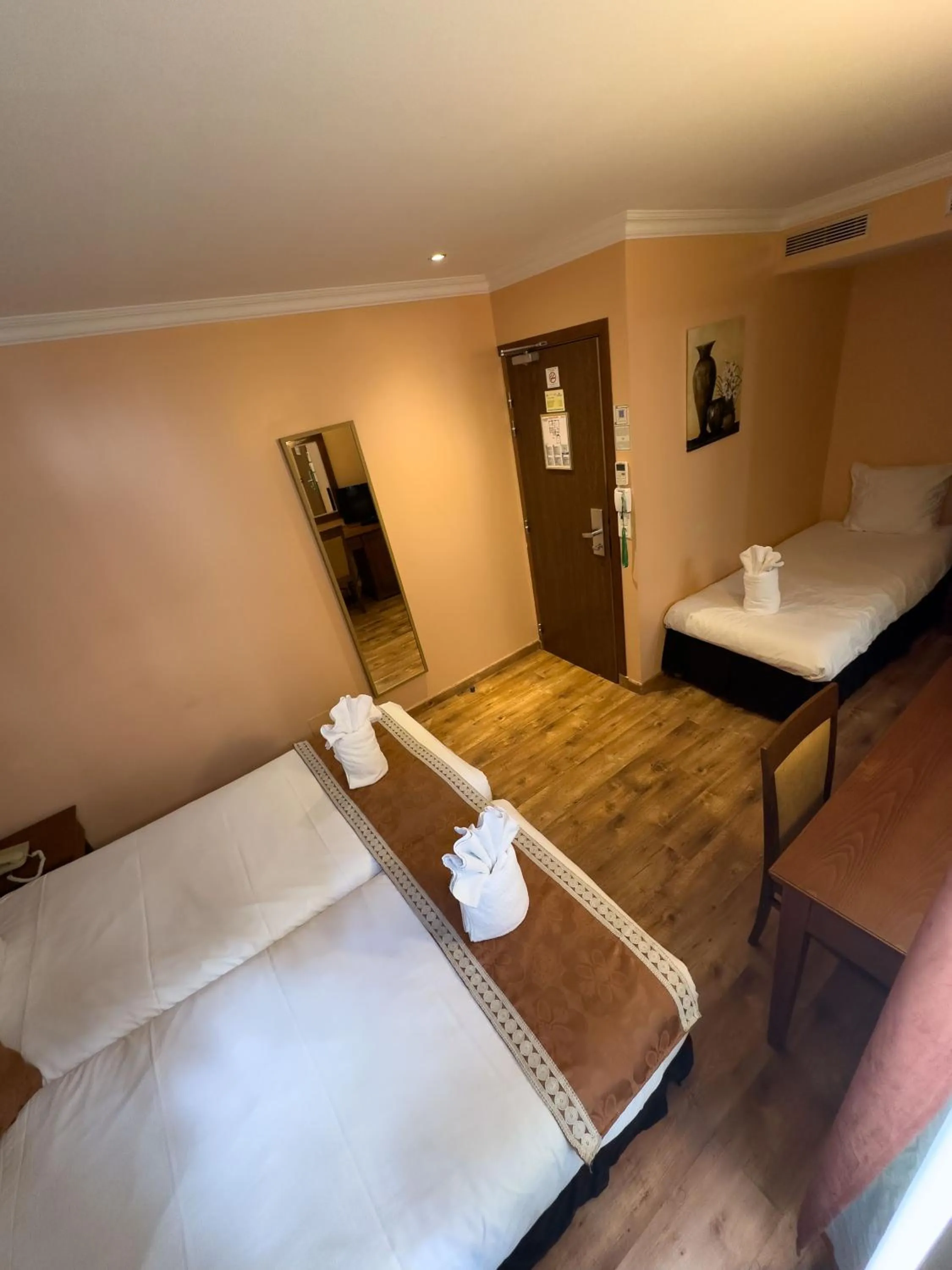 Triple Room in 121 Paris Hotel