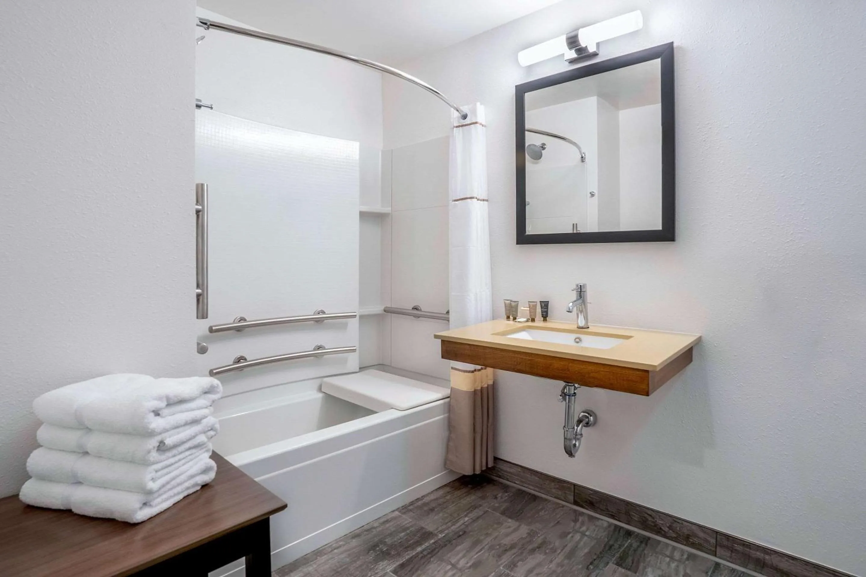 King Room - Accessible/Non-Smoking in Riverview Inn & Suites, an Ascend Collection Hotel