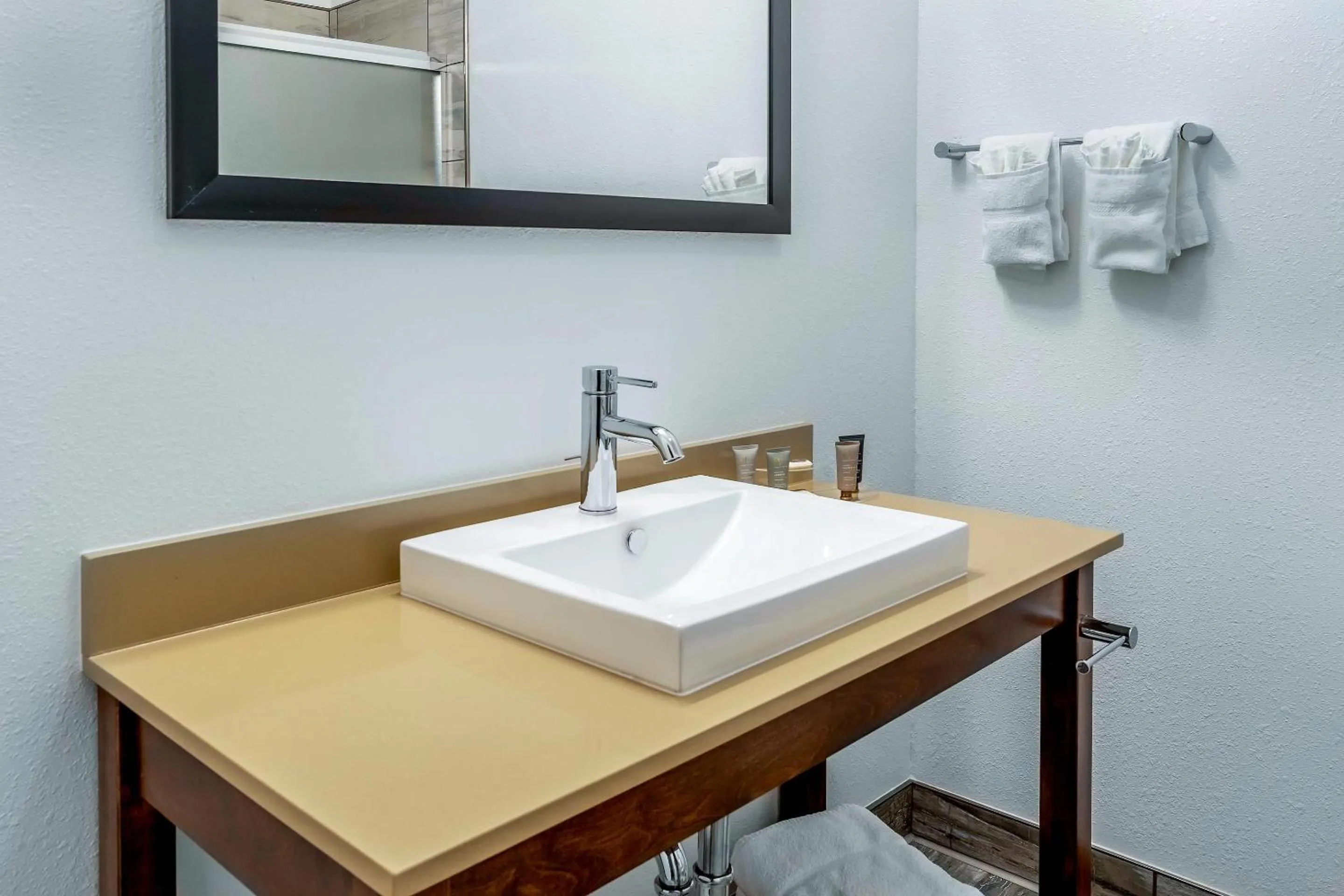 King Room - Accessible/Non-Smoking in Riverview Inn & Suites, an Ascend Collection Hotel